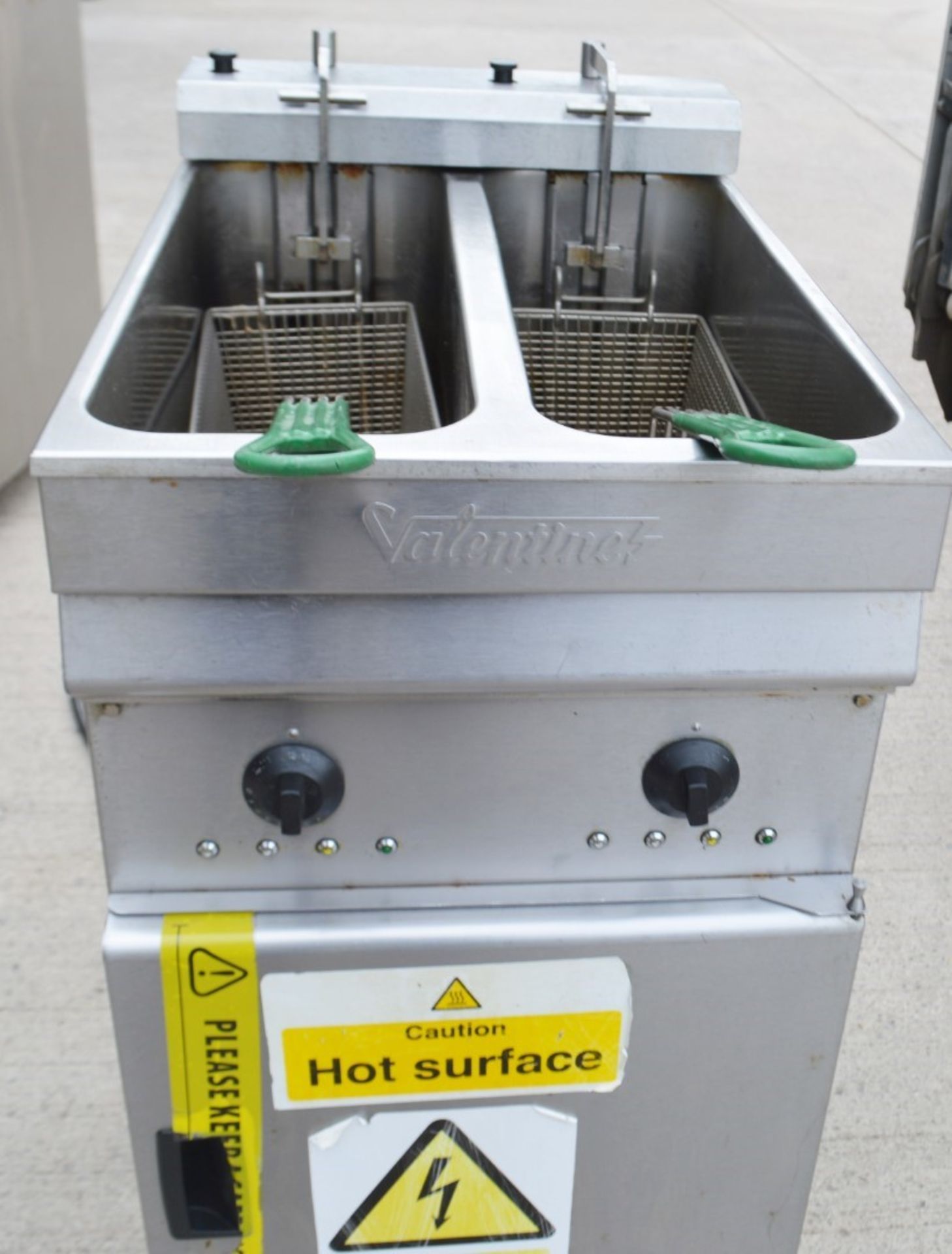 1 x Valentine 400mm Freestanding Electric Twin Basket Fryer With Stainless Steel Exterior and - Image 4 of 10