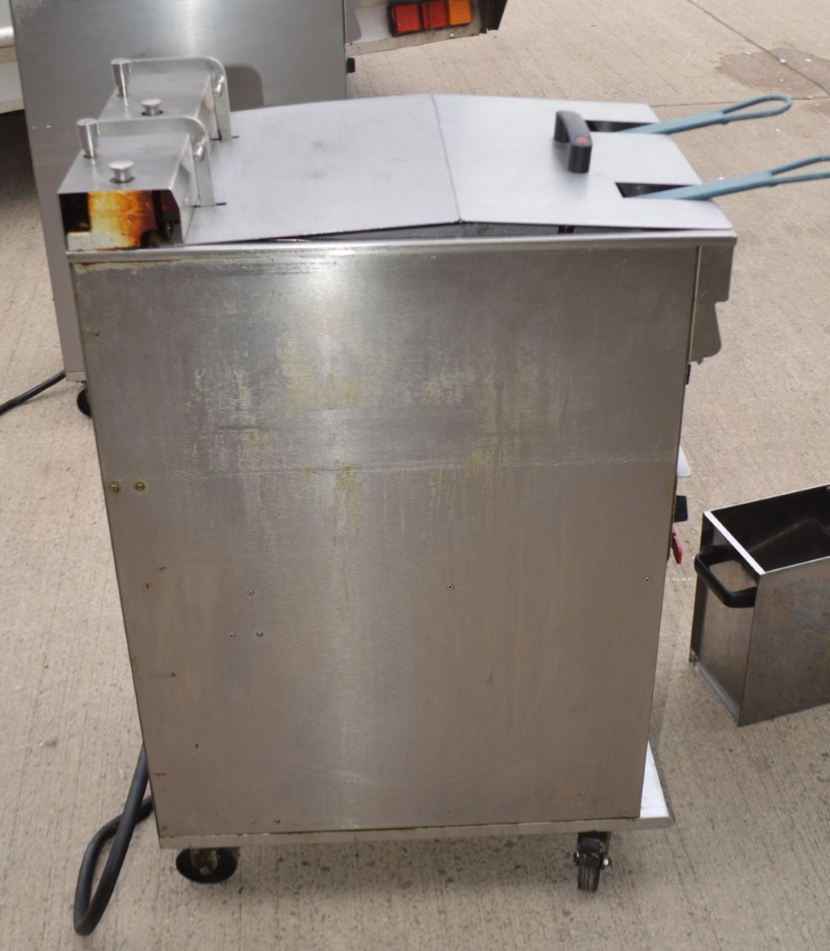 1 x Valentine 400mm Freestanding Electric Twin Basket Fryer With Stainless Steel Exterior, Oil - Image 6 of 7