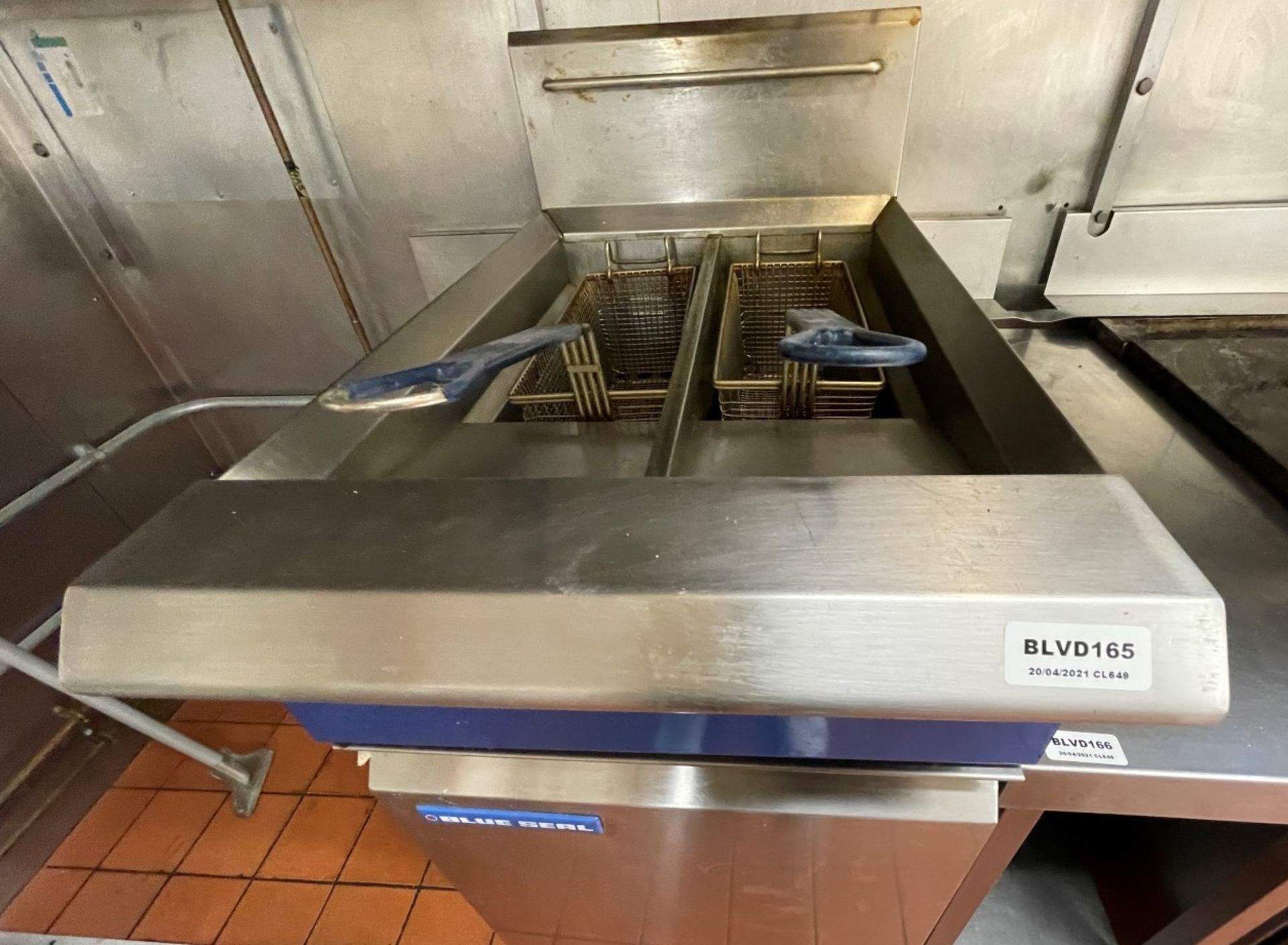 1 x Blue Seal Twin Basket Commercial Fryer With Baskets - Gas Fired - Ref: BLVD165 - CL649 - - Image 5 of 6