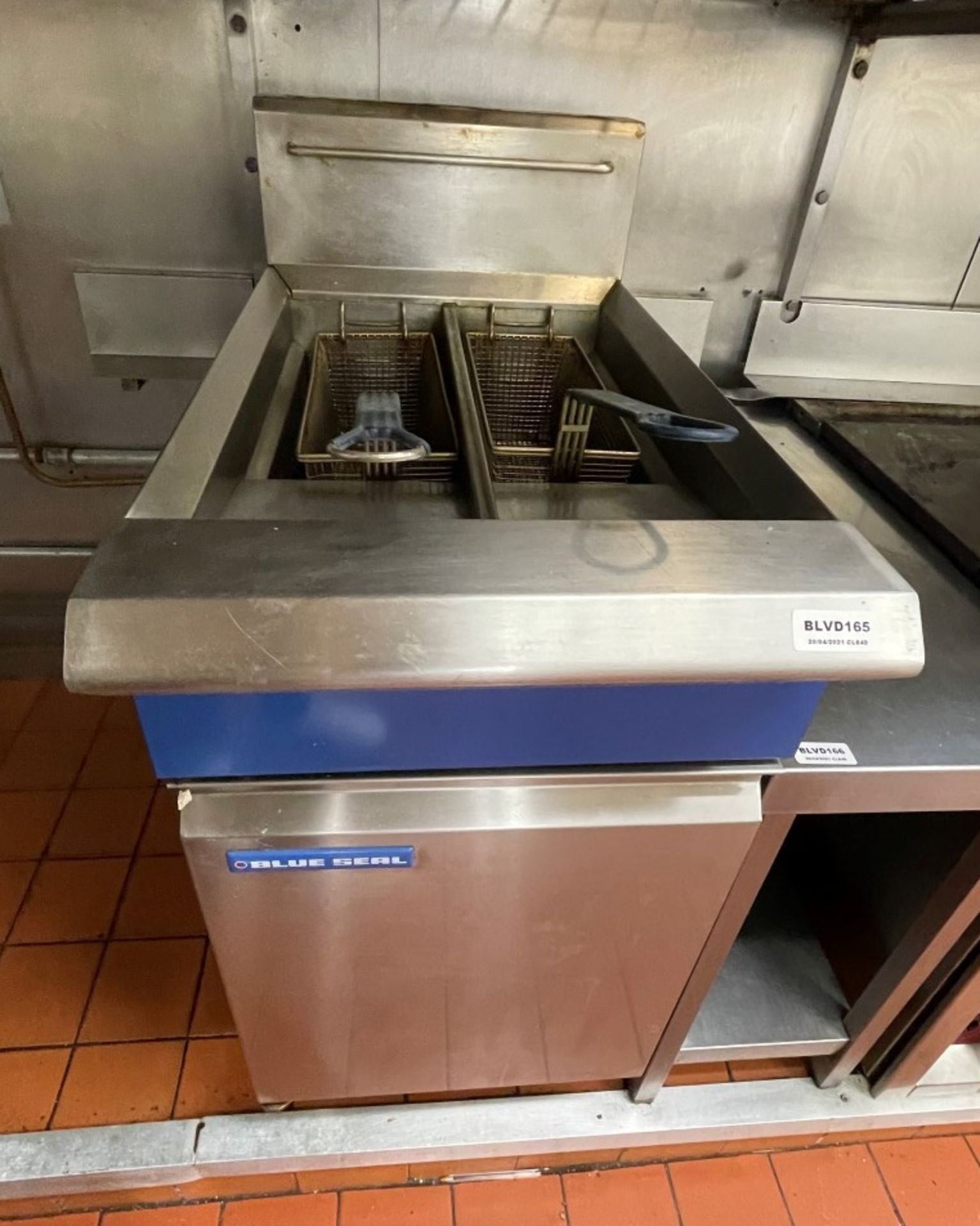 1 x Blue Seal Twin Basket Commercial Fryer With Baskets - Gas Fired - Ref: BLVD165 - CL649 -