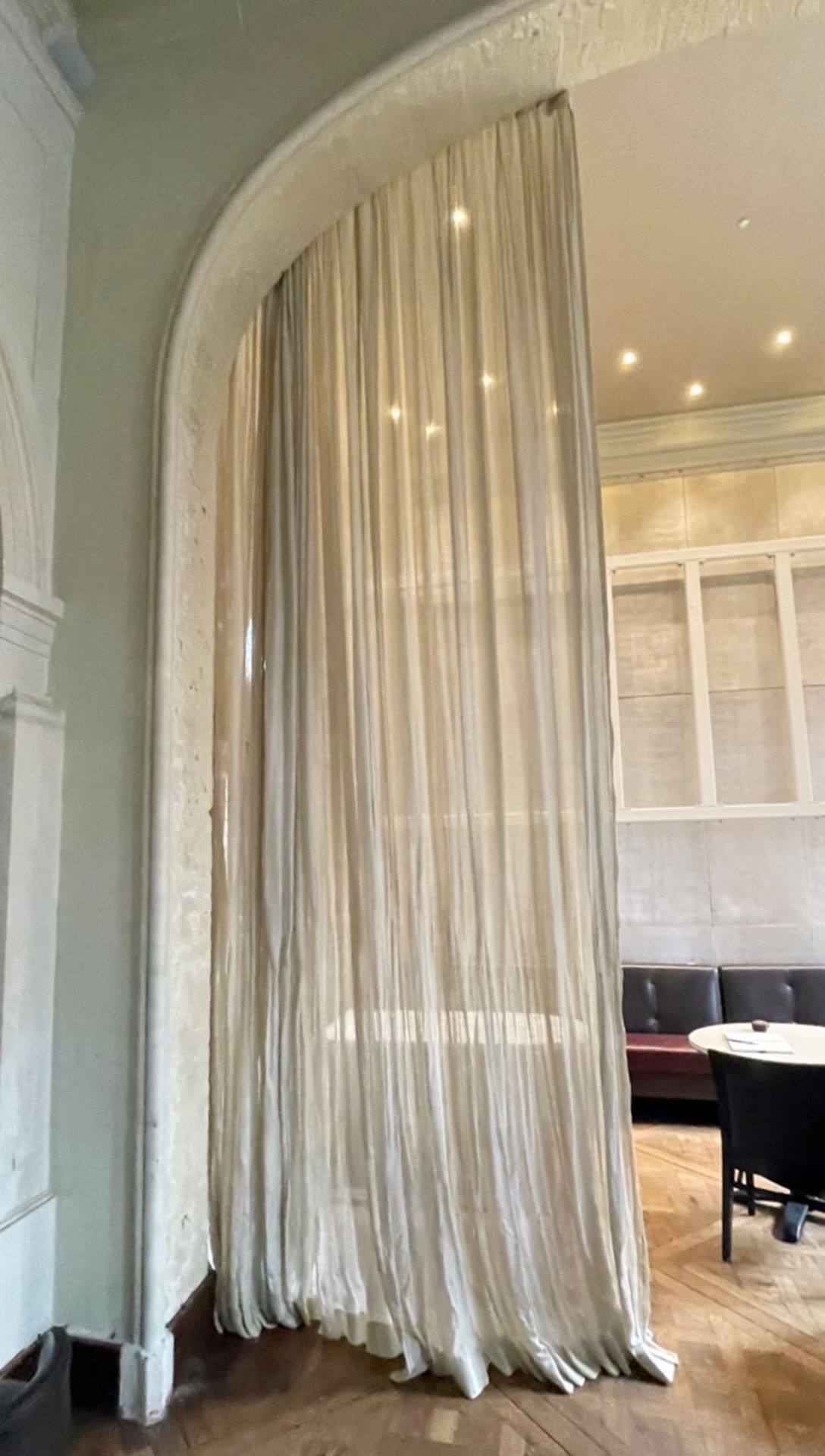 2 x Pairs Of Luxurious Silky Curtains With A Drop Of 18 To 20ft - Ref: BLVD116 - CL649 - Location: - Image 9 of 10