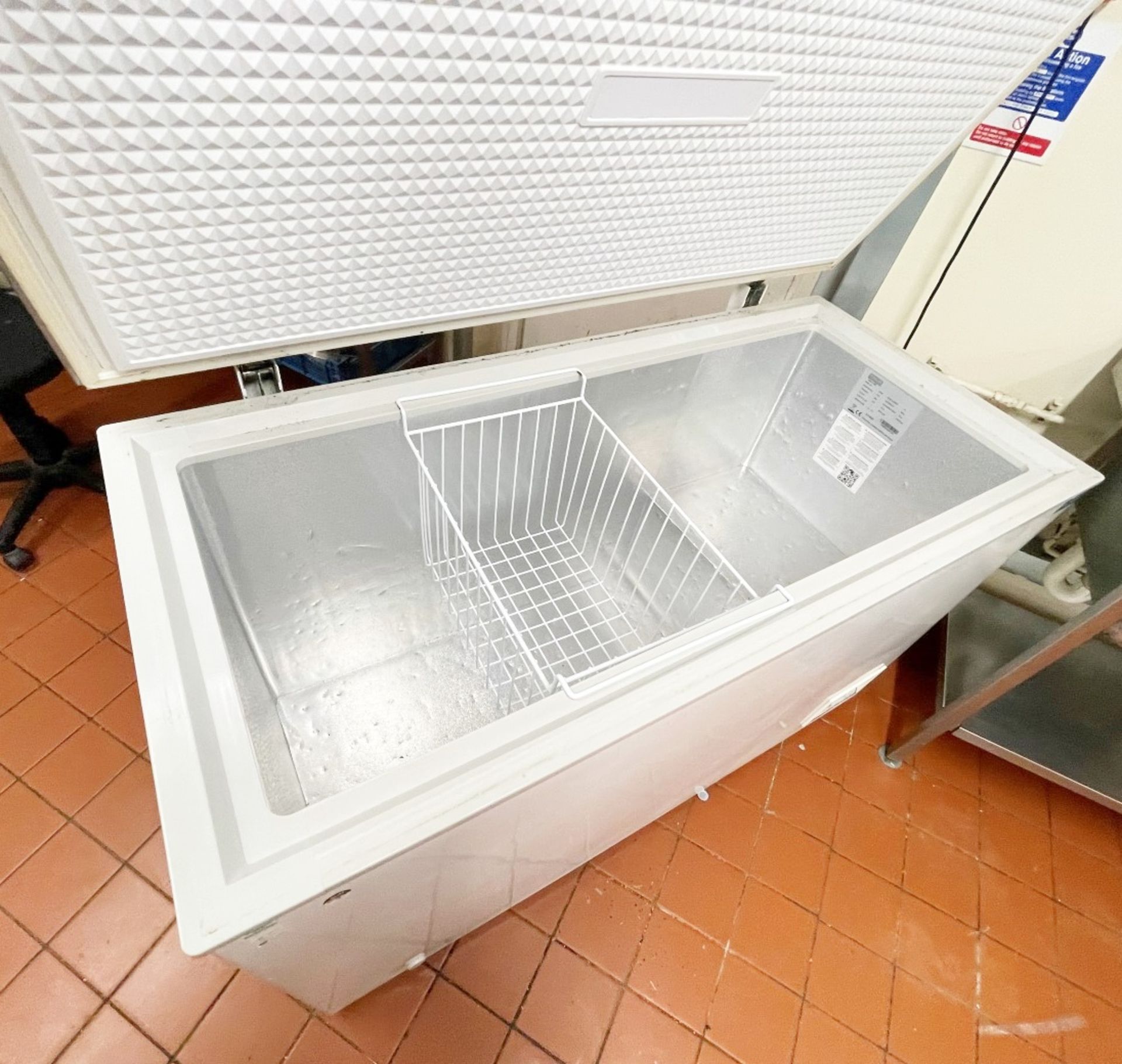 1 x Polar CM530 Chest Freezer with Stainless Steel Lid 385 Litre - Dimensions: H84 x W138 x D69 - Image 3 of 3