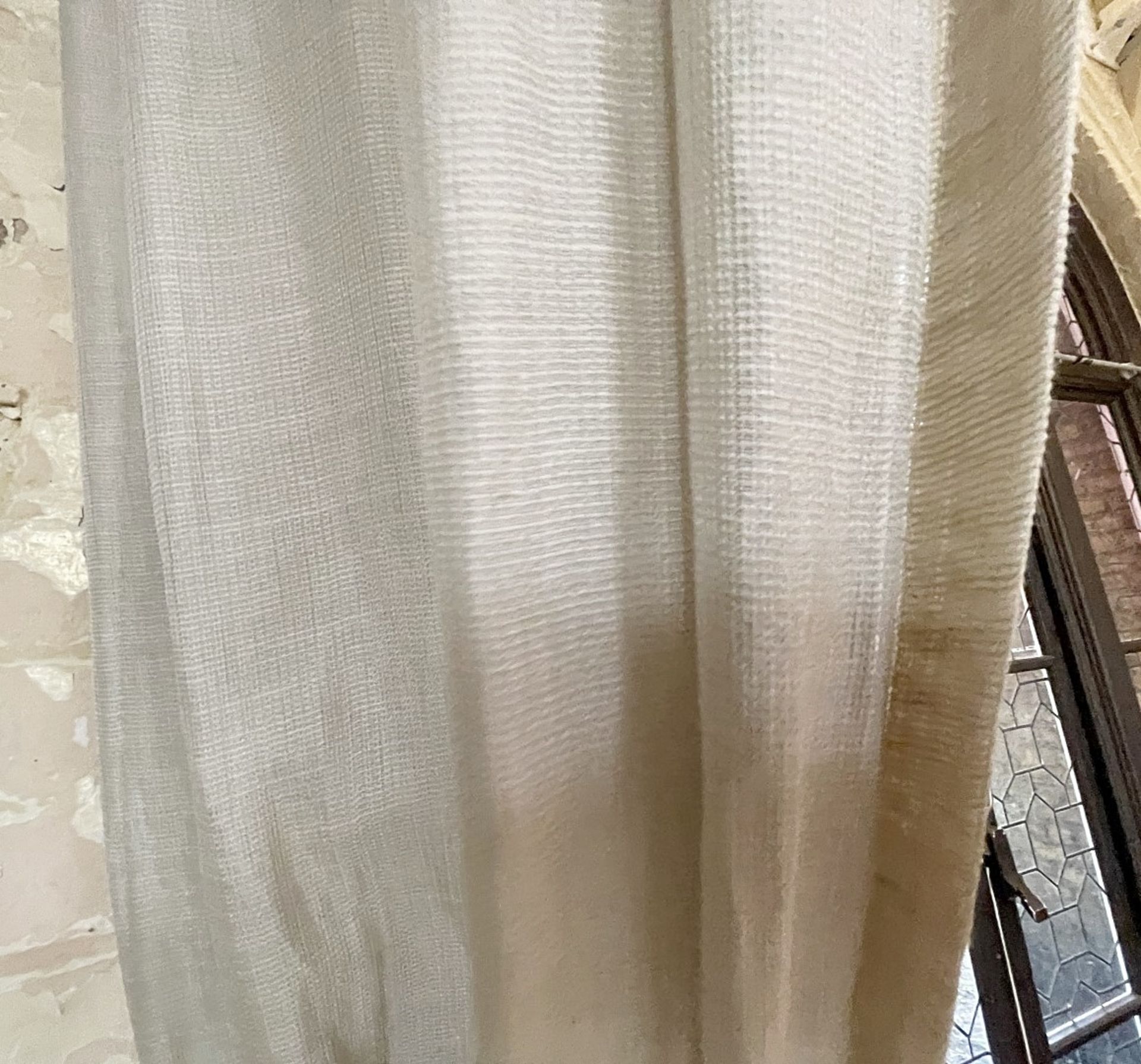 2 x Pairs Of Luxurious Silky Curtains With A Drop Of 18 To 20ft - Ref: BLVD116 - CL649 - Location: - Image 5 of 10