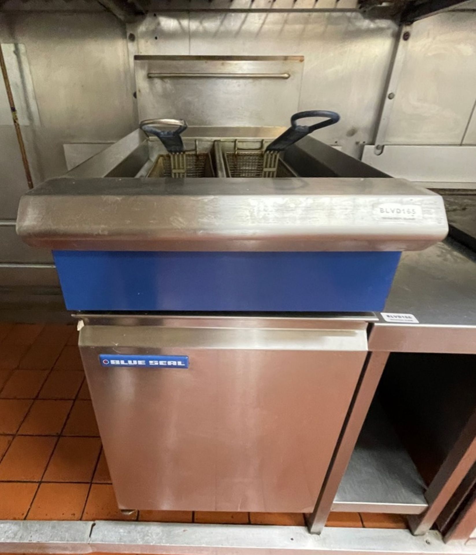 1 x Blue Seal Twin Basket Commercial Fryer With Baskets - Gas Fired - Ref: BLVD165 - CL649 - - Image 4 of 6