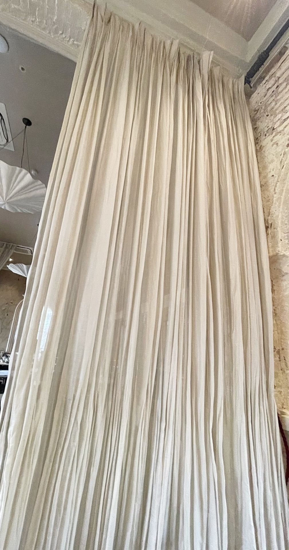 2 x Pairs Of Luxurious Silky Curtains With A Drop Of 18 To 20ft - Ref: BLVD116 - CL649 - Location: - Image 8 of 10