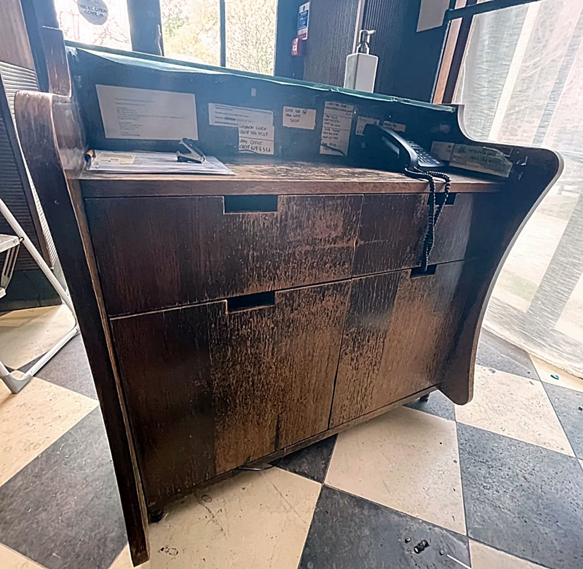 1 x Reception Desk With Glass Top, 2-Door Storage Cupboard, And Ribbed Frontage - Dimensions: 106 - Image 5 of 6