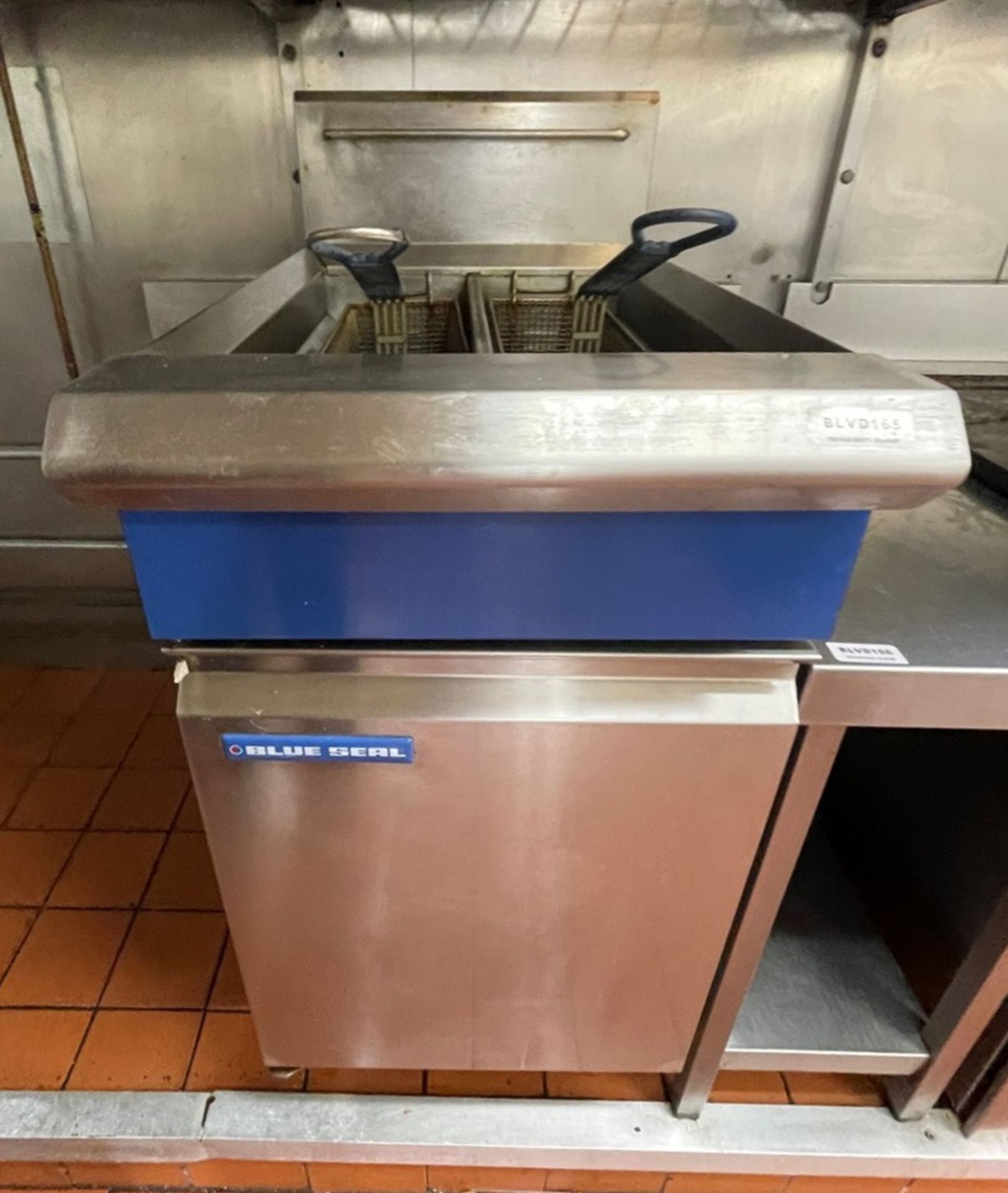 1 x Blue Seal Twin Basket Commercial Fryer With Baskets - Gas Fired - Ref: BLVD165 - CL649 - - Image 2 of 6