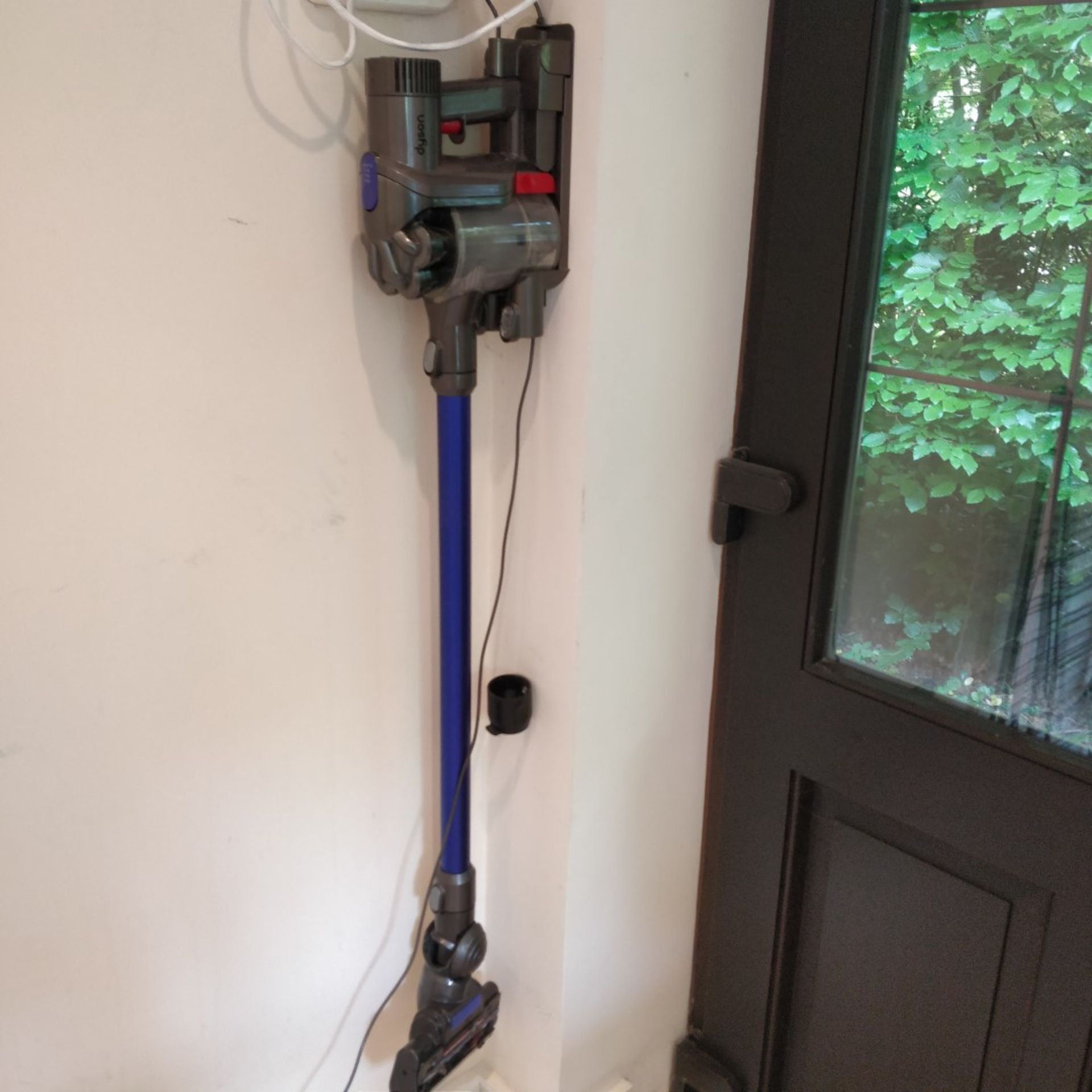 1 x Dyson DC44 Animal Cordless Vacuum Cleaner With Wall Mounted Charger - Ref WH2 - NO VAT ON THE - Image 2 of 3