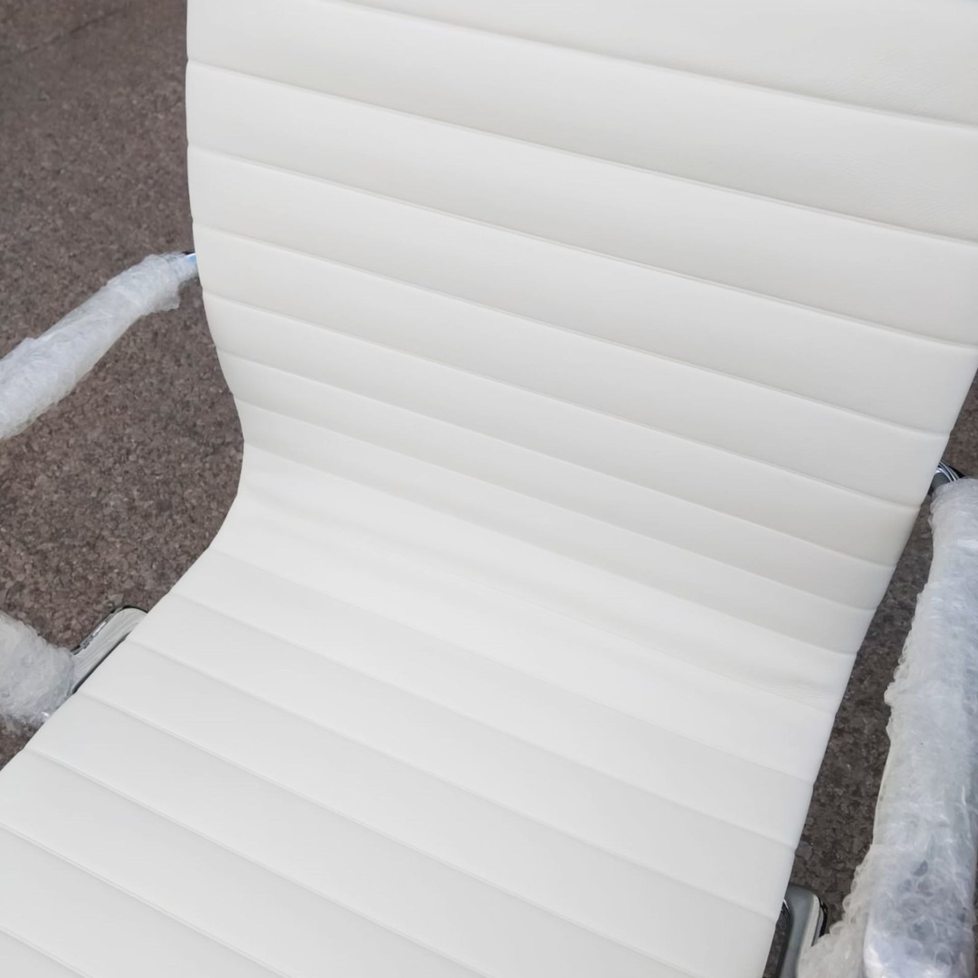 1 x LINEAR Eames-Inspired Ribbed Low Back Office Swivel Chair In WHITE Leather - Image 3 of 6