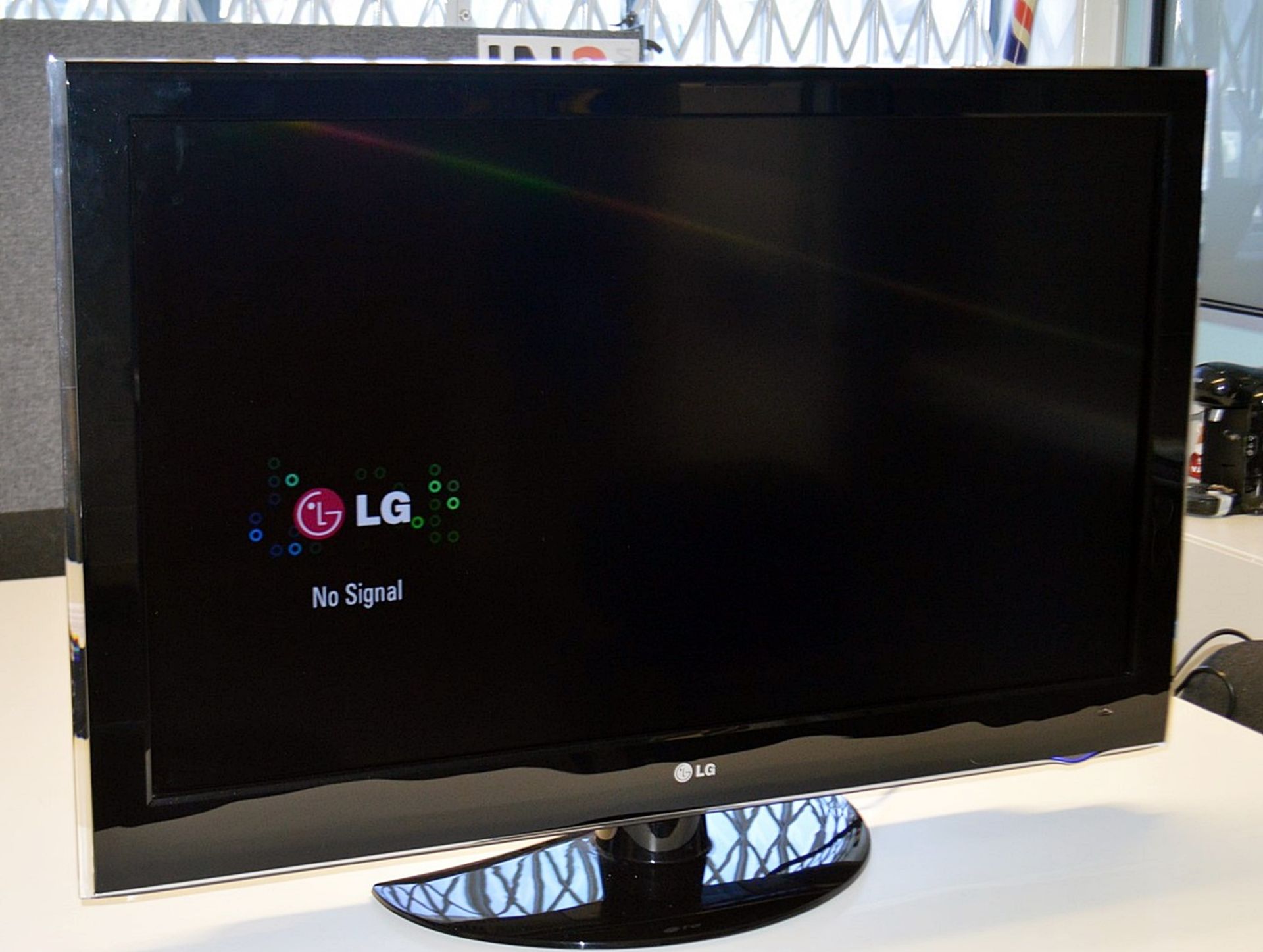 1 x LG 42LH5000 42" Television - From An Exclusive Property In Hale Barns - No VAT on the Hammer - Image 2 of 6