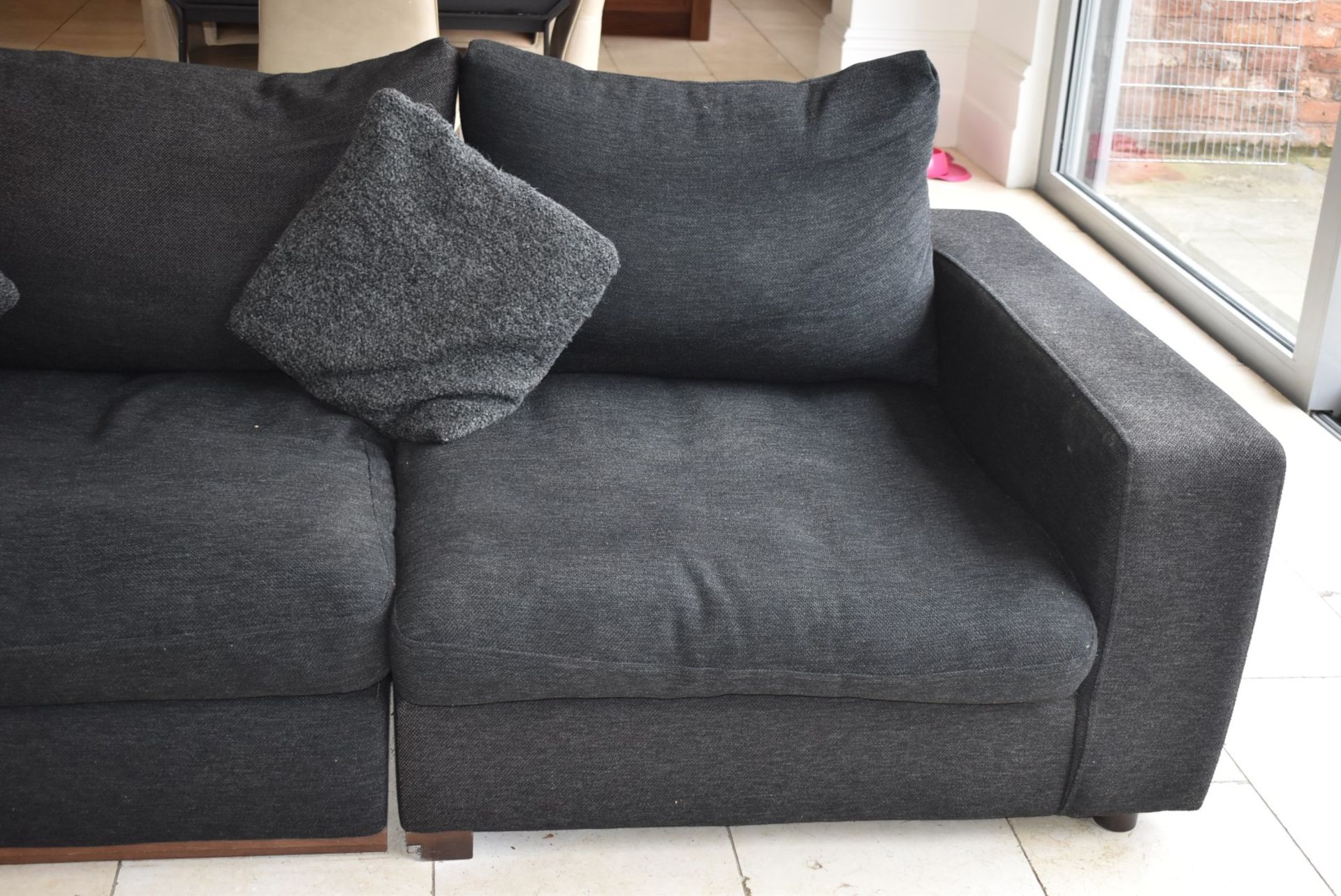 1 x Large Corner Sofa Upholstered in Dark Grey Grey Fabric - Inc Footstool - NO VAT ON THE HAMMER! - Image 4 of 15