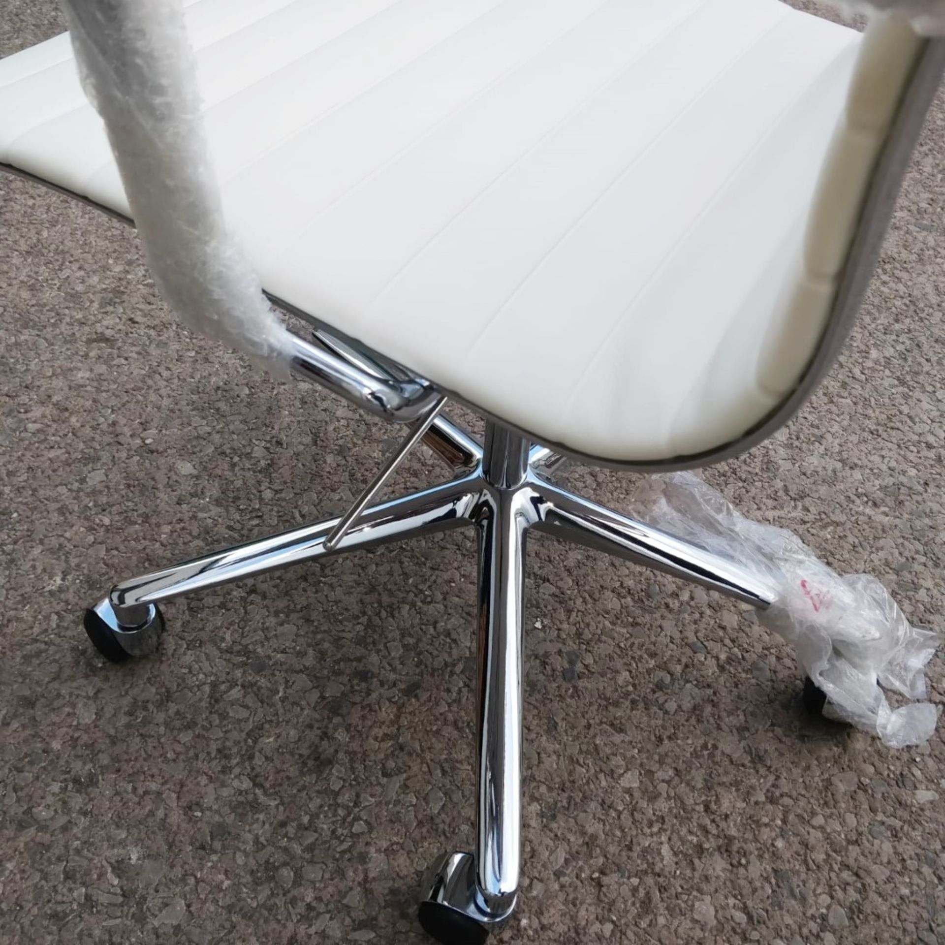 1 x LINEAR Eames-Inspired Ribbed Low Back Office Swivel Chair In WHITE Leather - Image 2 of 6