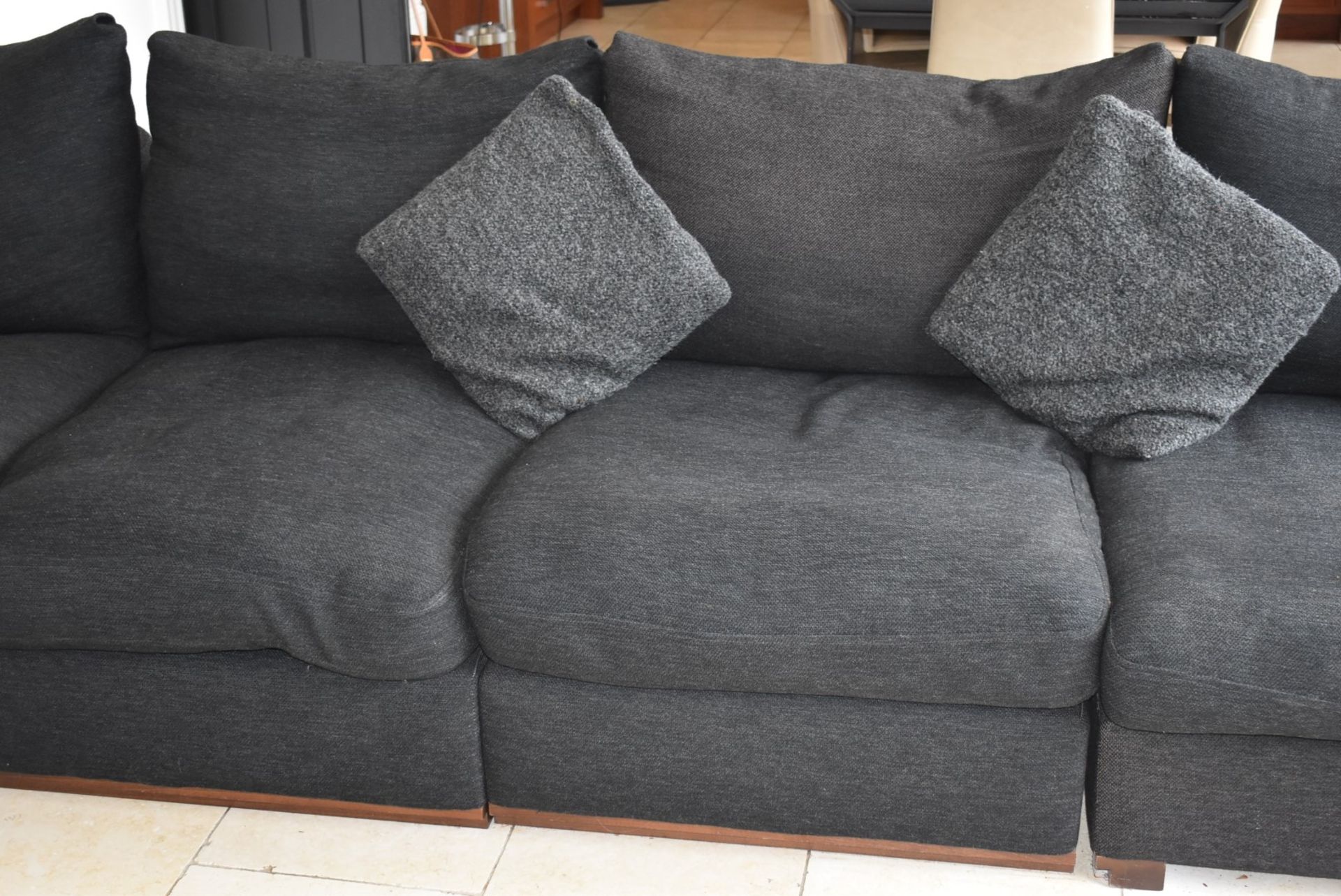 1 x Large Corner Sofa Upholstered in Dark Grey Grey Fabric - Inc Footstool - NO VAT ON THE HAMMER! - Image 5 of 15