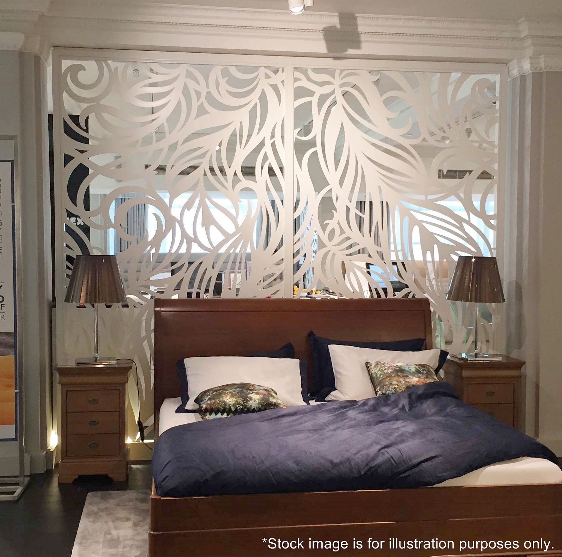 A Set Of 2 x Elegant 'Miles and Lincoln' Laser Cut Metal Room Divider Panels In A Feather Design - - Image 2 of 5