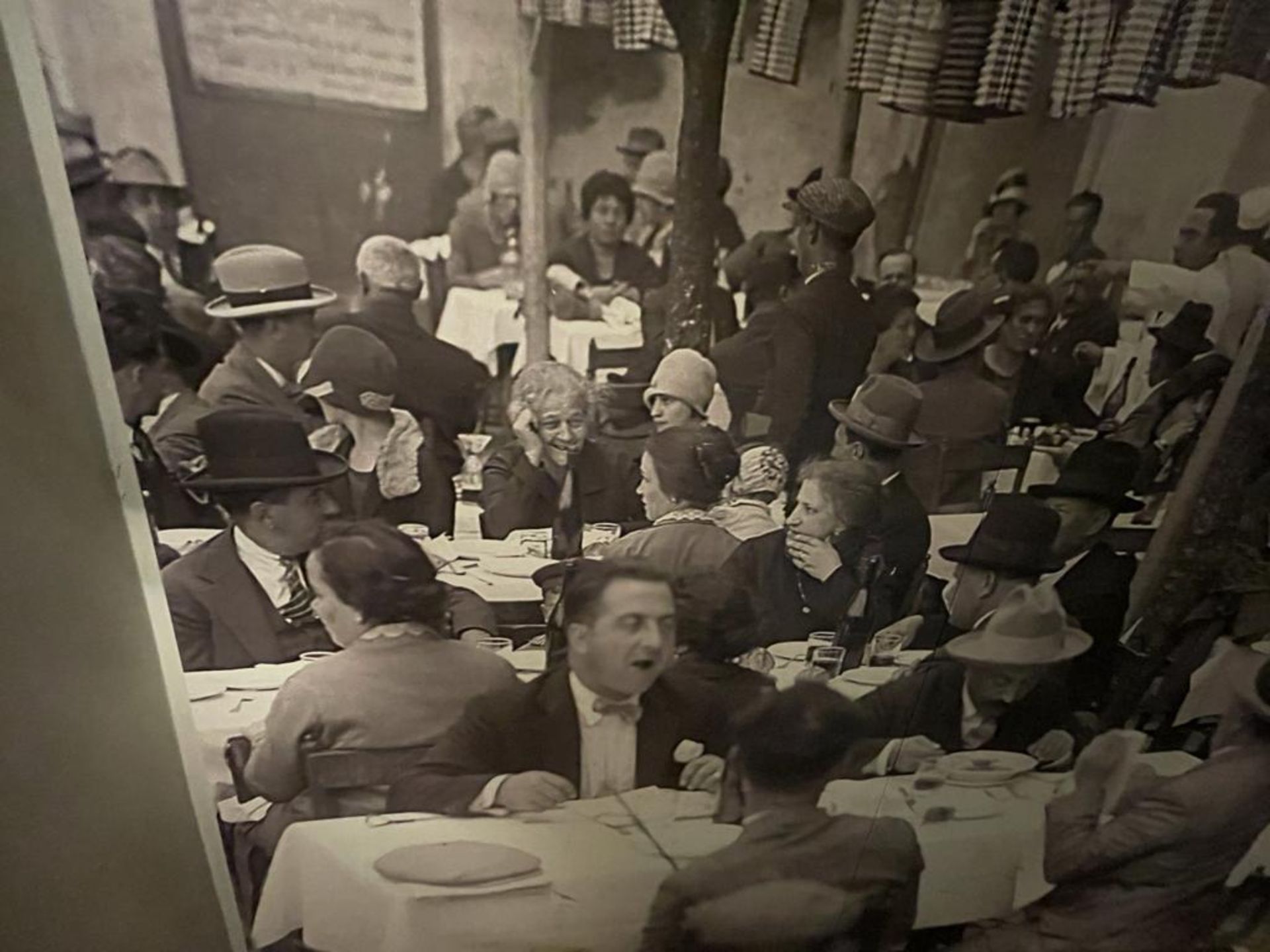 1 x Wall Mounted Picture Depicting an Early 20th Century Restaurant Steet Scene - Large Size - Image 9 of 13