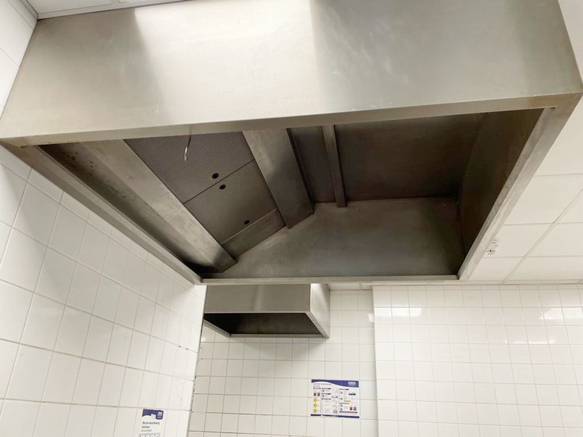 1 x Commercial Kitchen Extractor Canopy With Filters - Stainless Steel - Dimension: H50 x W150 x - Image 4 of 5