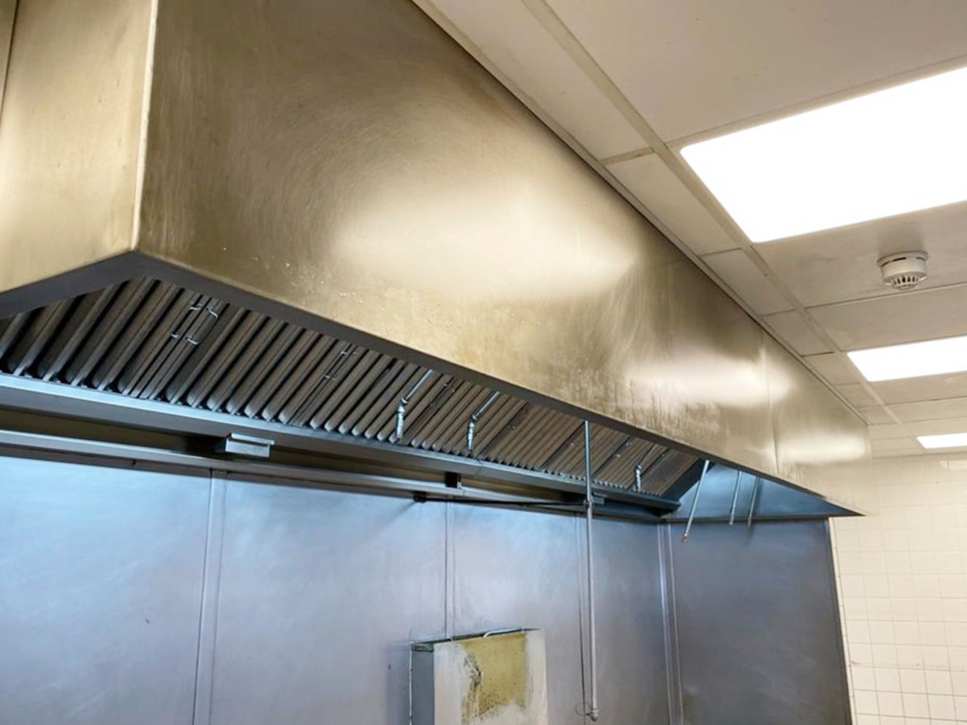 1 x Large Commercial Kitchen Extractor Canopy With Filters and Fire Suppression Fixtures - Stainless - Image 2 of 7