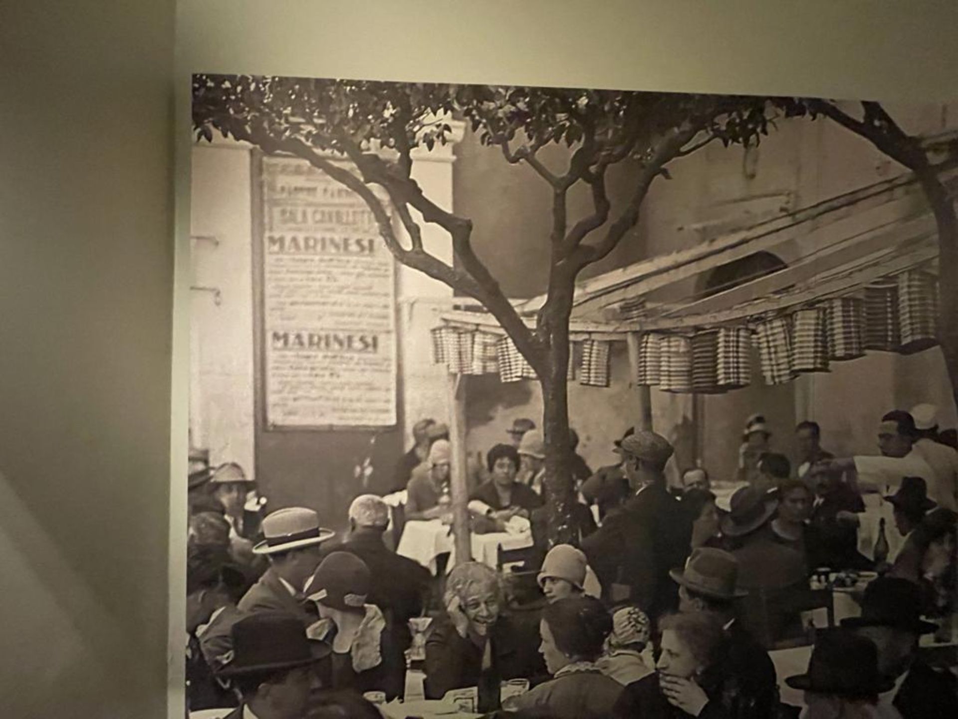 1 x Wall Mounted Picture Depicting an Early 20th Century Restaurant Steet Scene - Large Size - Image 10 of 13