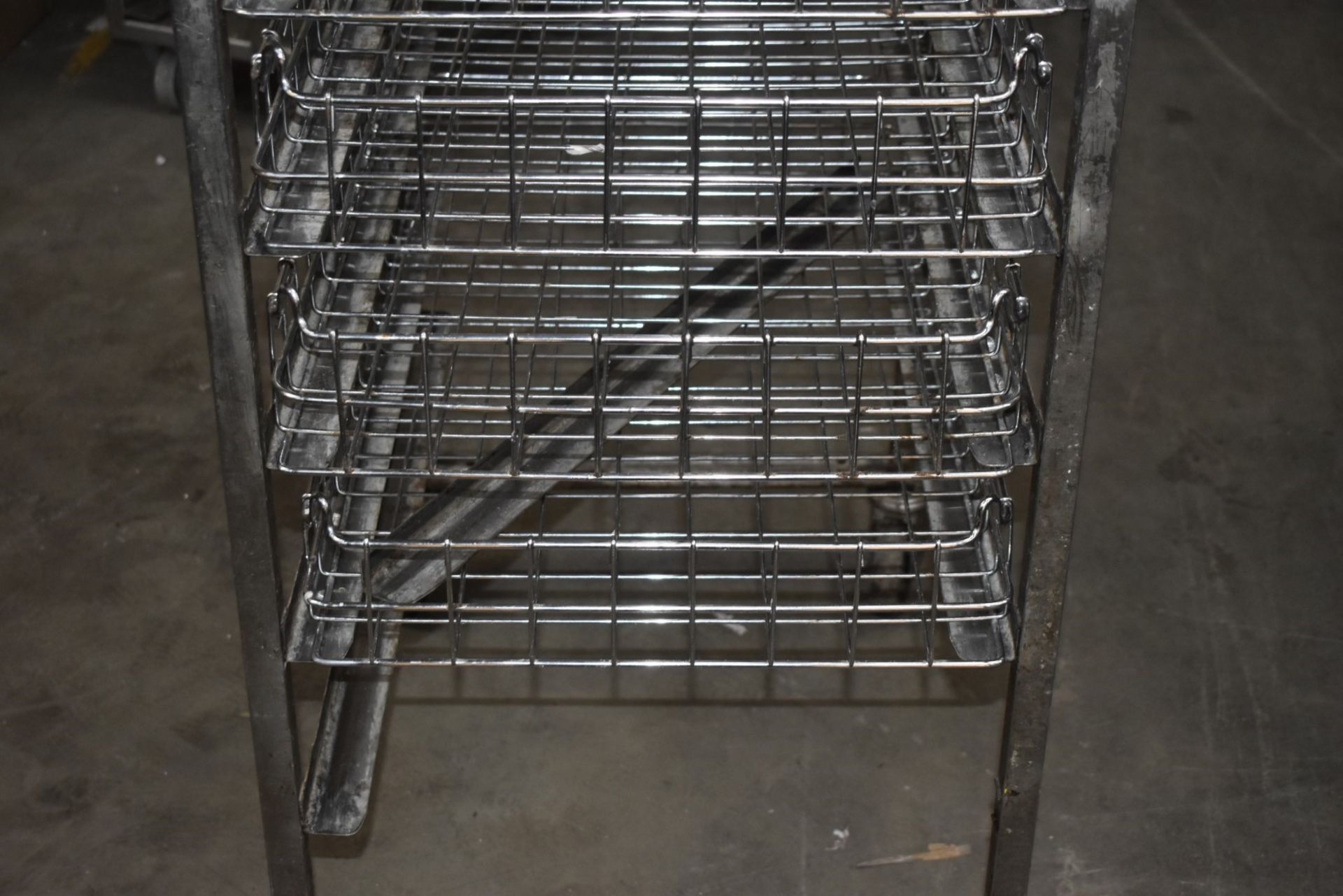 1 x Upright Mobile 10 Tier Shelf Rack With 9 x Chrome Storage Baskets - Dimensions: H180 x W46 x D75 - Image 3 of 5
