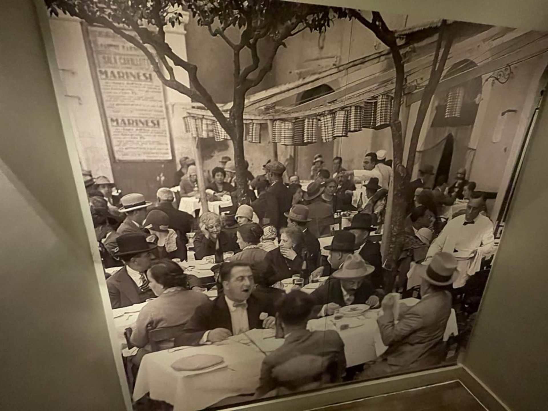 1 x Wall Mounted Picture Depicting an Early 20th Century Restaurant Steet Scene - Large Size - Image 11 of 13