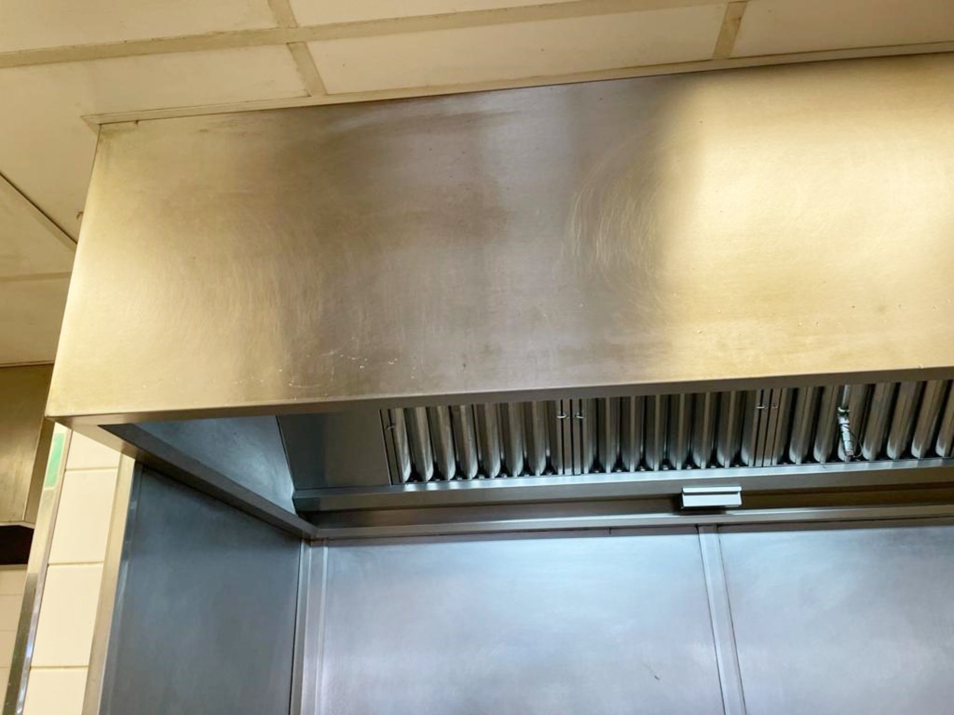 1 x Large Commercial Kitchen Extractor Canopy With Filters and Fire Suppression Fixtures - Stainless - Image 5 of 7