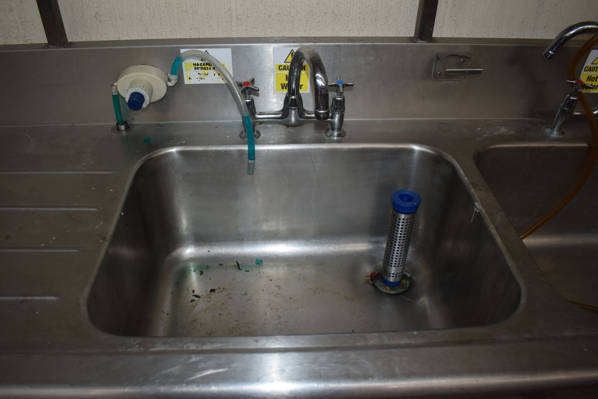 1 x Stainless Steel Commercial Wash Basin Unit With Twin Sink Bowl, Mixer Taps, Undershelf, - Image 3 of 8