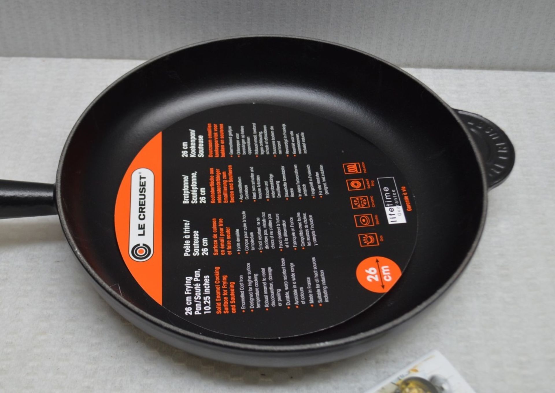 1 x Le Creuset Cast Iron 26cm Frying Pan - Ref: HHW37/JUL21 - CL679 - Location: Altrincham WA14 - Image 2 of 5