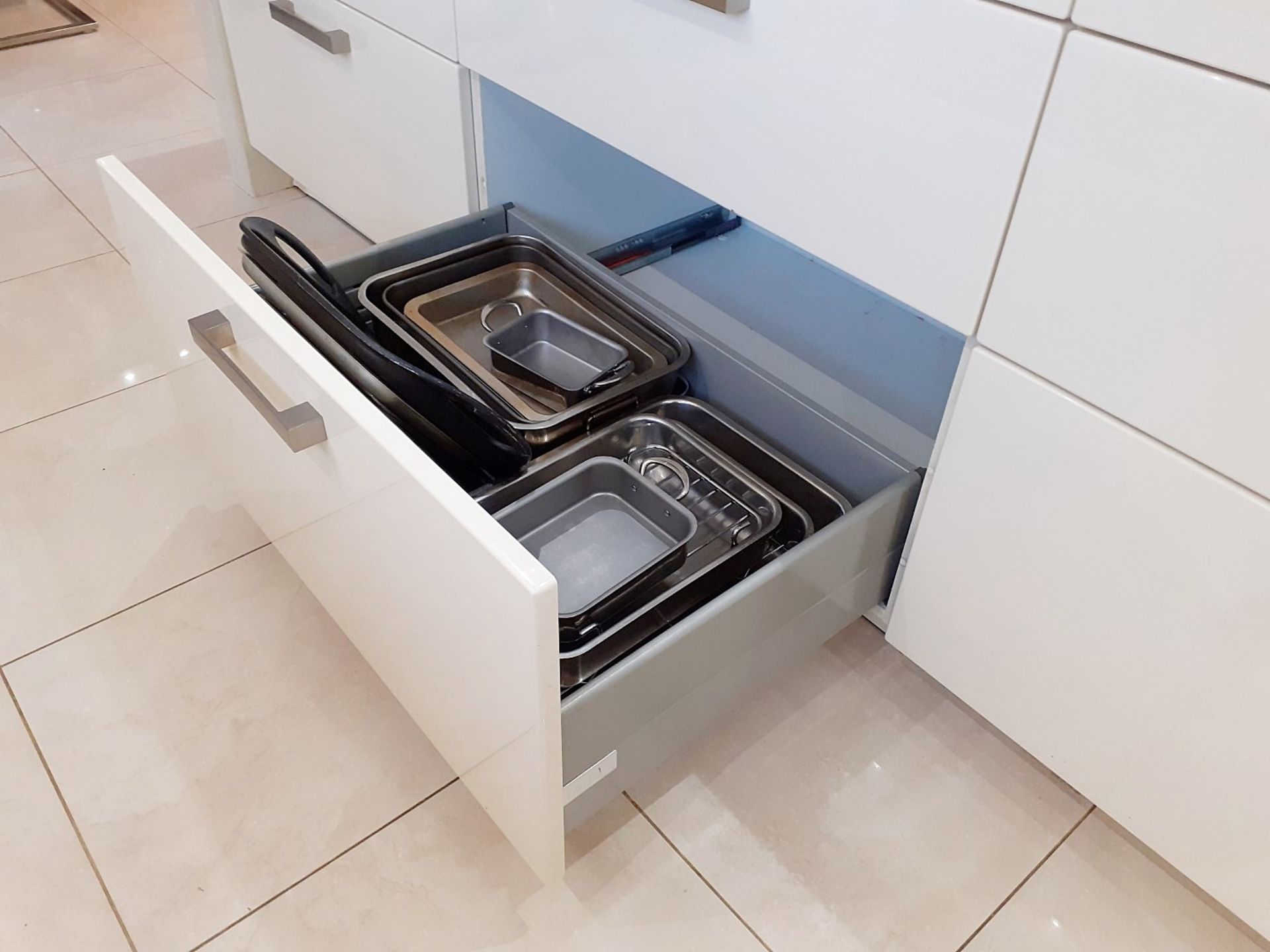 1 x ALNO Fitted Gloss White Kitchen With Integrated Miele Appliances, Silestone Worktops And A - Image 25 of 86