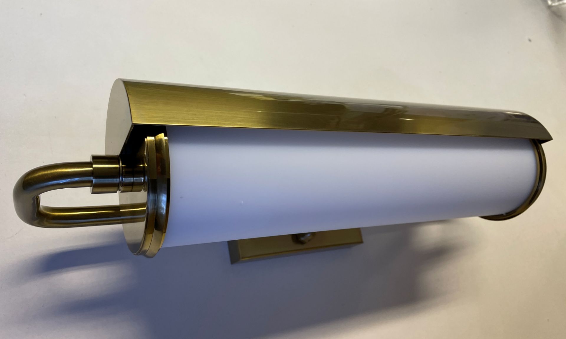 1 x Chelsom Wall Light/Picture Light Substantial Fitting in Polished Brass with large rounded smoke - Image 6 of 10