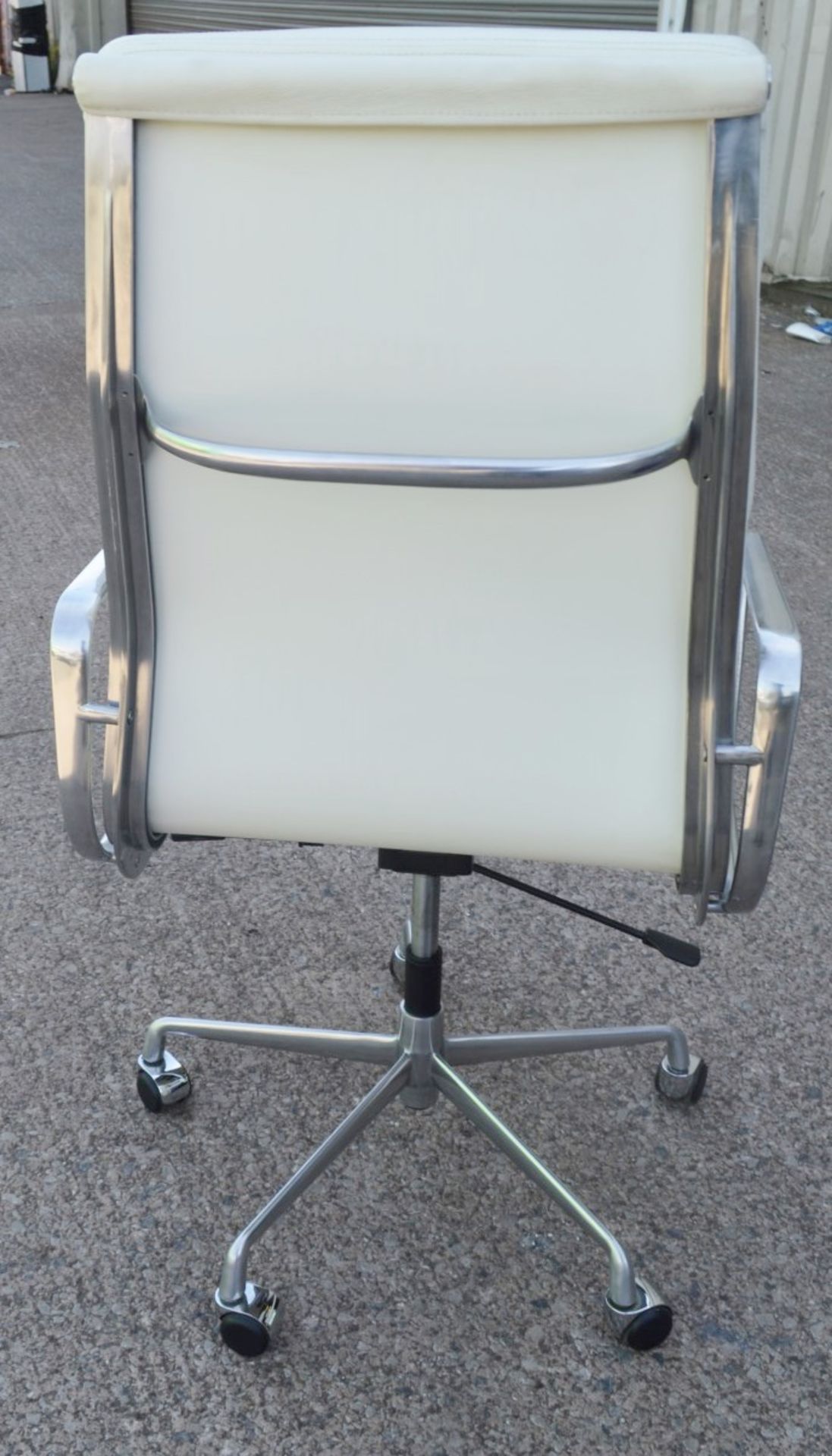 1 x Gas-lift Swivel Chair In A Cream Faux Leather - Preowned, From An Exclusive Property - - Image 4 of 4