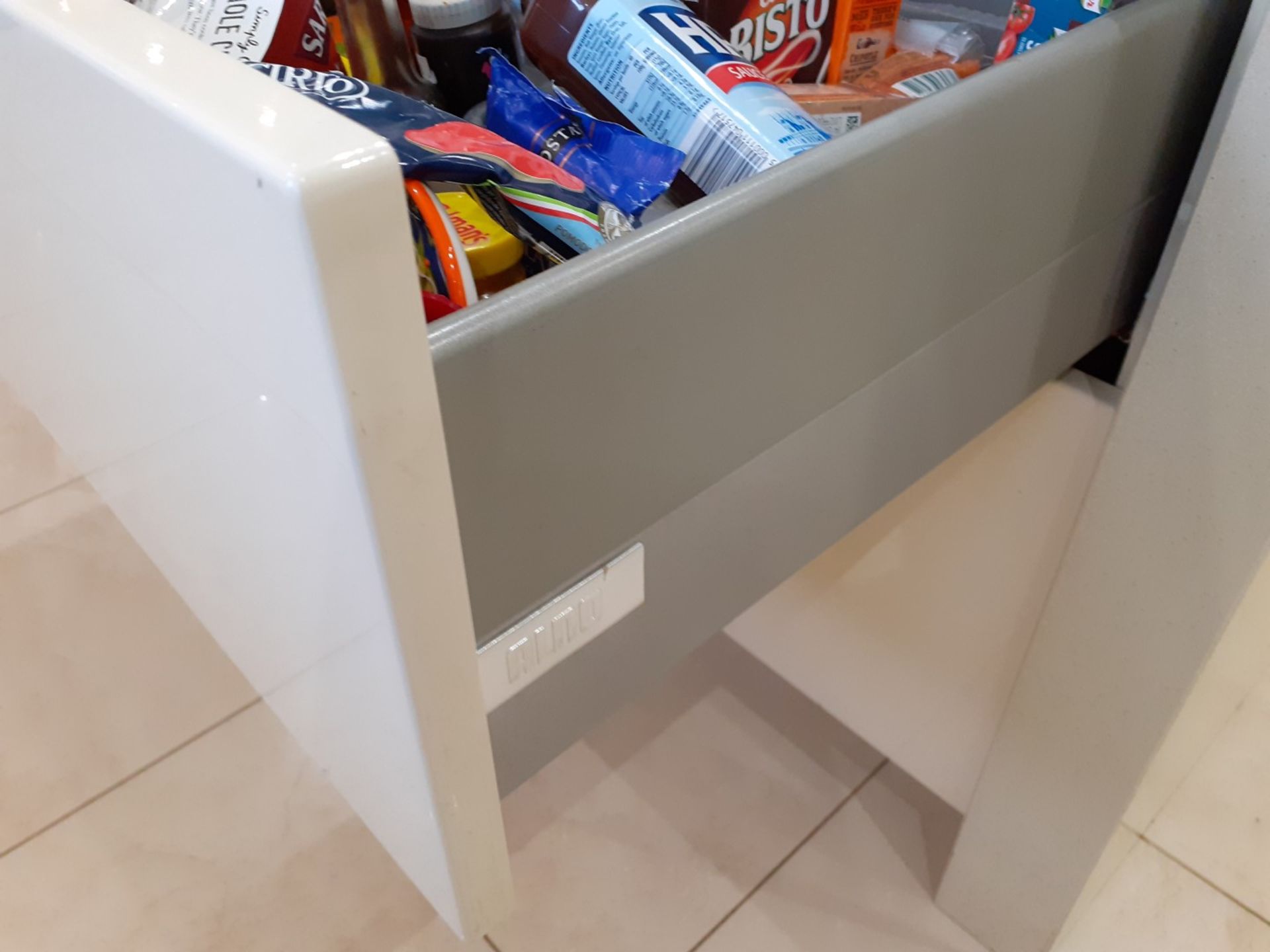 1 x ALNO Fitted Gloss White Kitchen With Integrated Miele Appliances, Silestone Worktops And A - Image 33 of 86