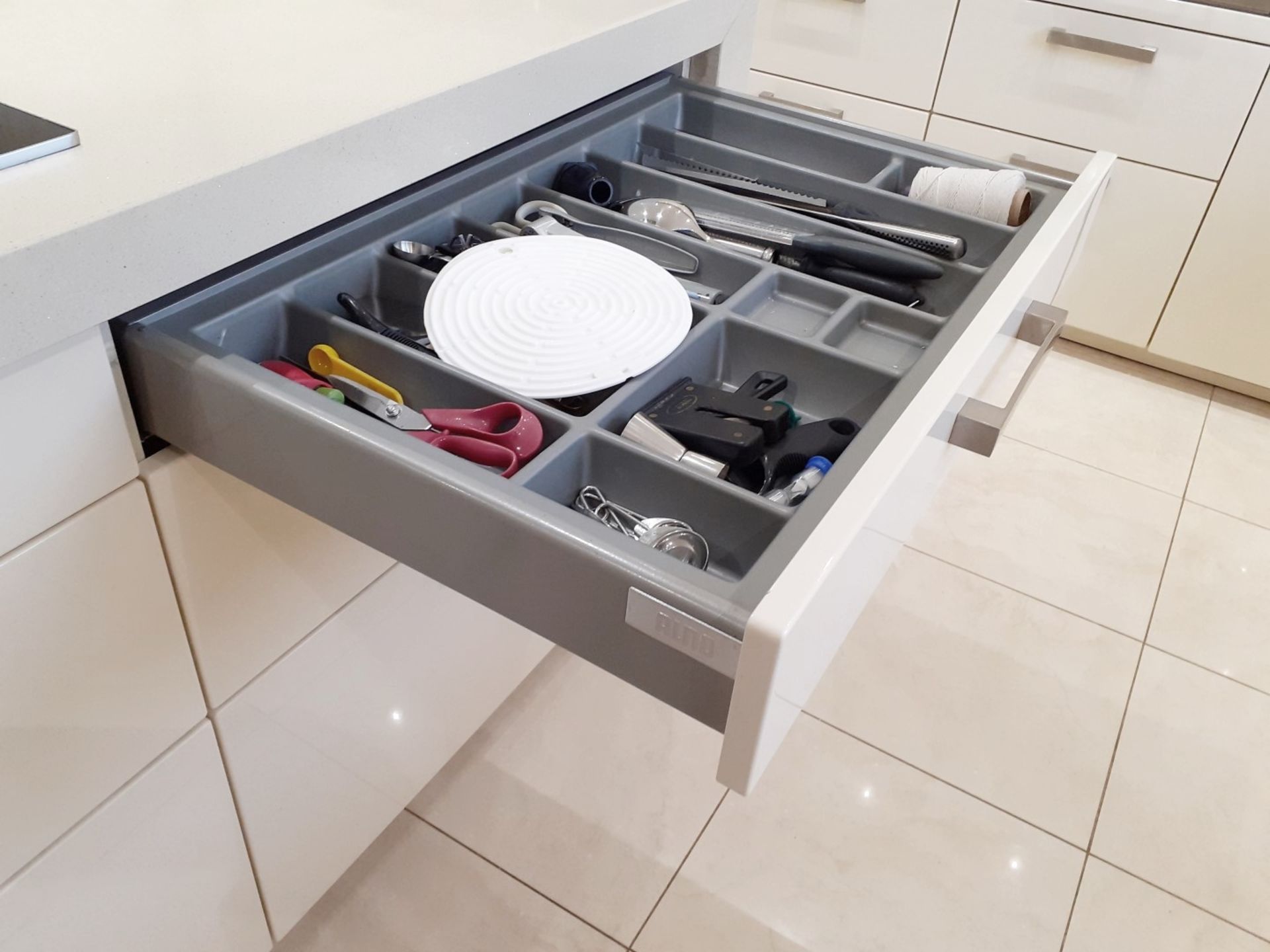 1 x ALNO Fitted Gloss White Kitchen With Integrated Miele Appliances, Silestone Worktops And A - Image 58 of 86