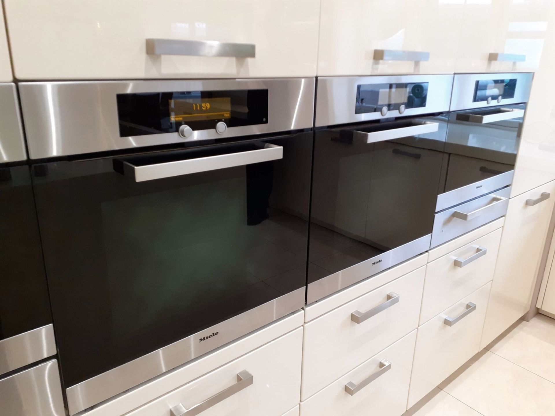 1 x ALNO Fitted Gloss White Kitchen With Integrated Miele Appliances, Silestone Worktops And A - Image 22 of 86