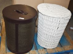2 x Laundry Baskets With Lids - Ref JP556 WH2 - NO VAT ON THE HAMMER - CL656 - Location: