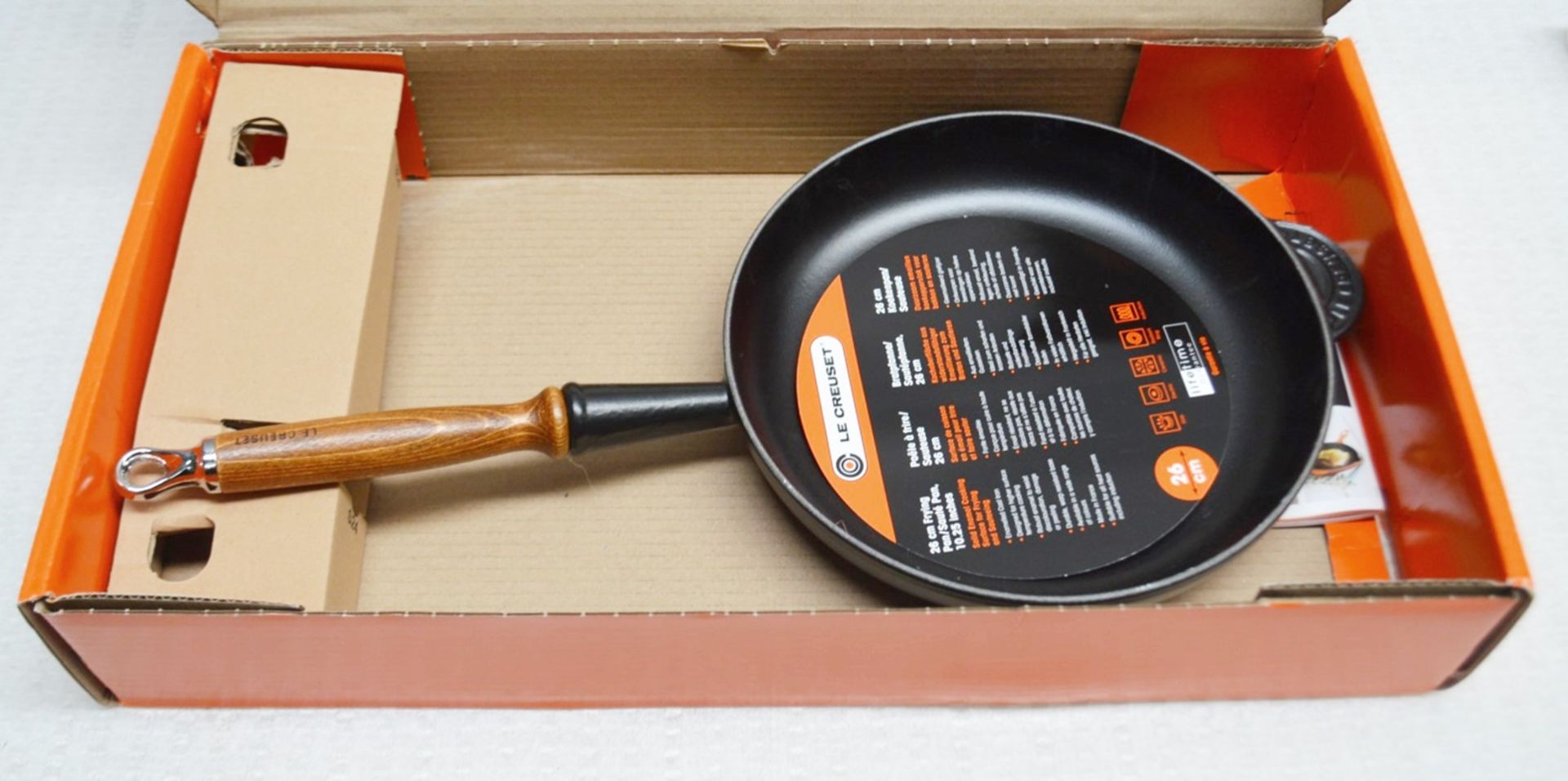 1 x Le Creuset Cast Iron 26cm Frying Pan - Ref: HHW37/JUL21 - CL679 - Location: Altrincham WA14