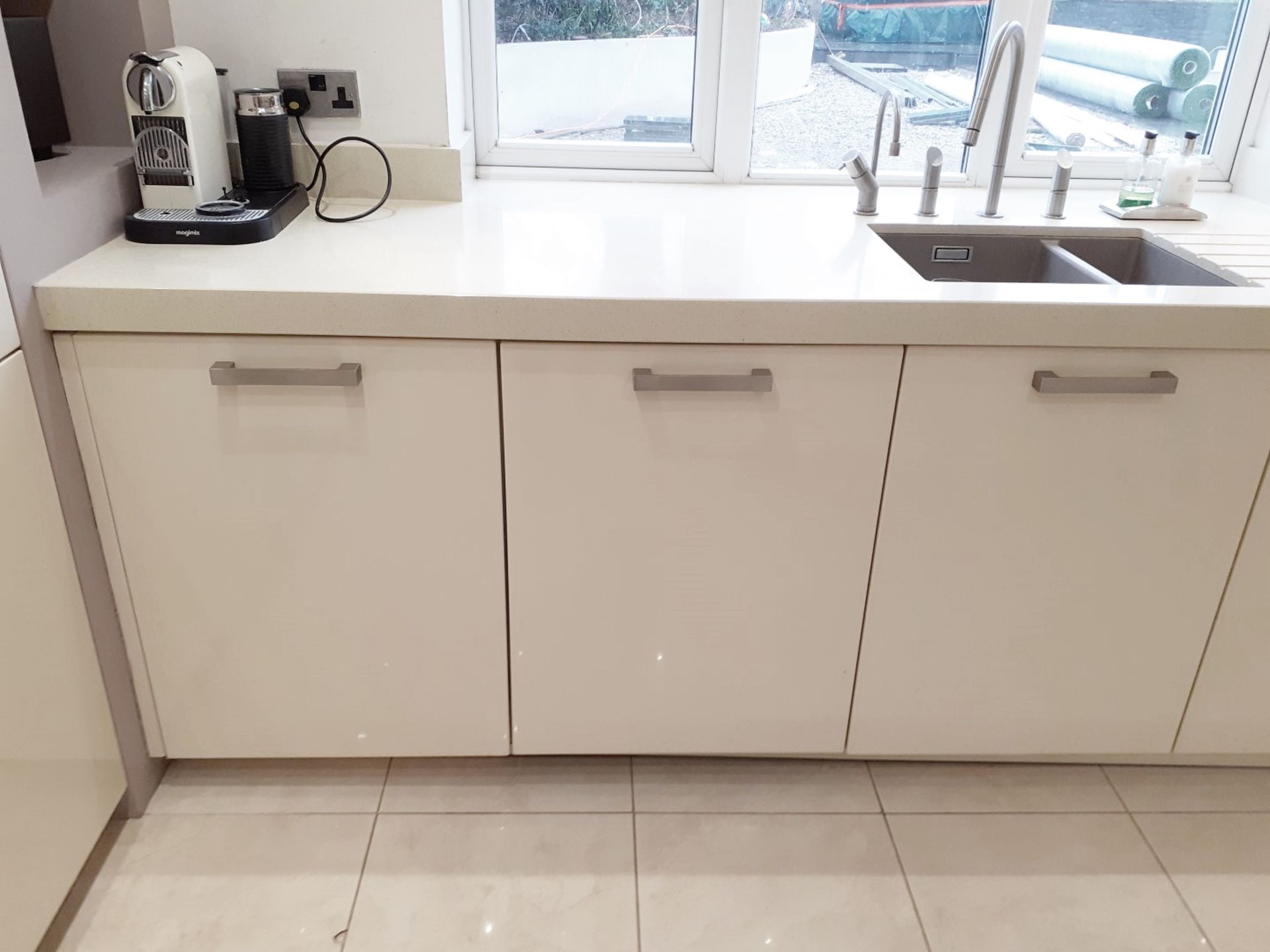 1 x ALNO Fitted Gloss White Kitchen With Integrated Miele Appliances, Silestone Worktops And A - Image 79 of 86