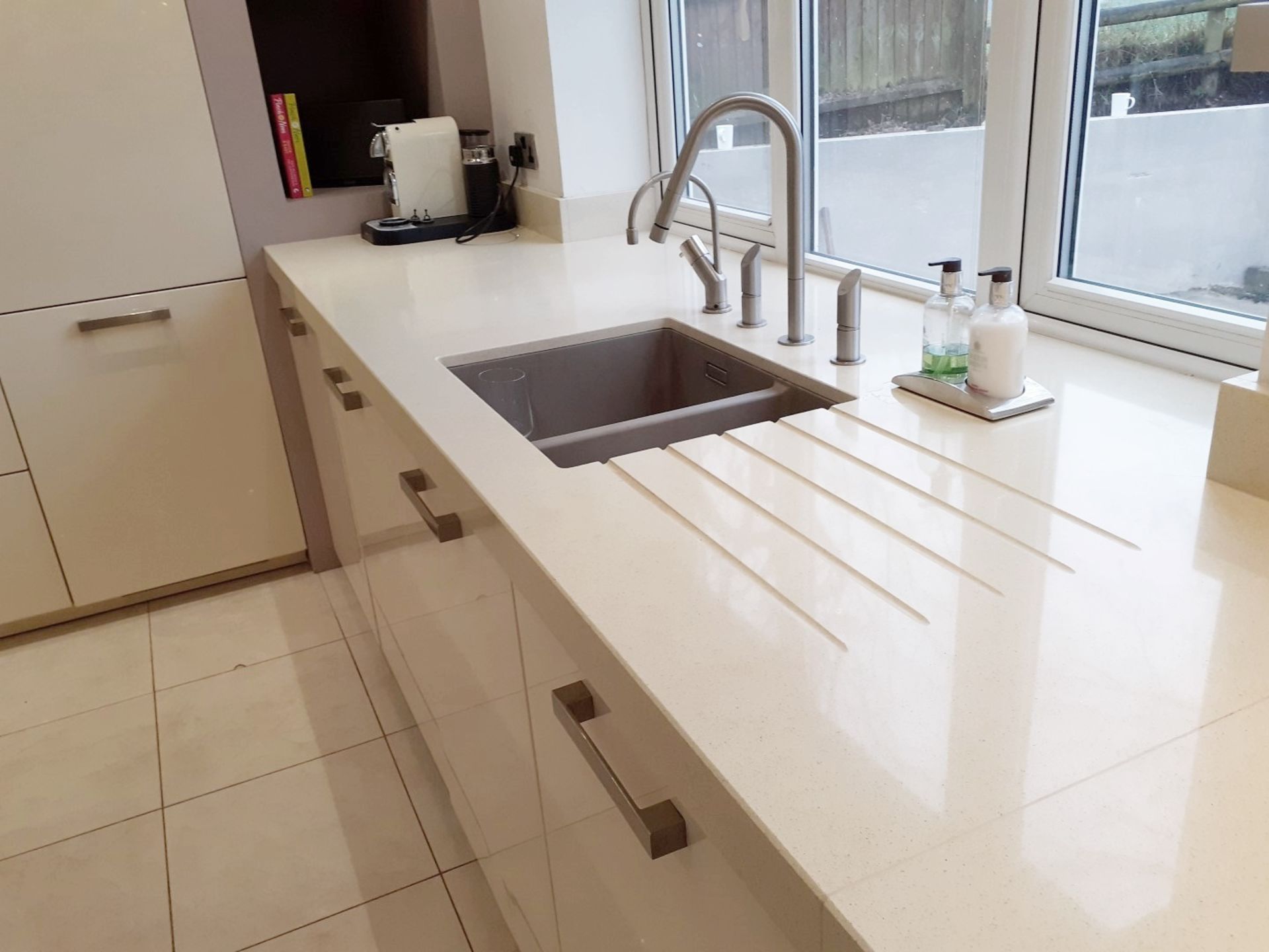 1 x ALNO Fitted Gloss White Kitchen With Integrated Miele Appliances, Silestone Worktops And A - Image 78 of 86