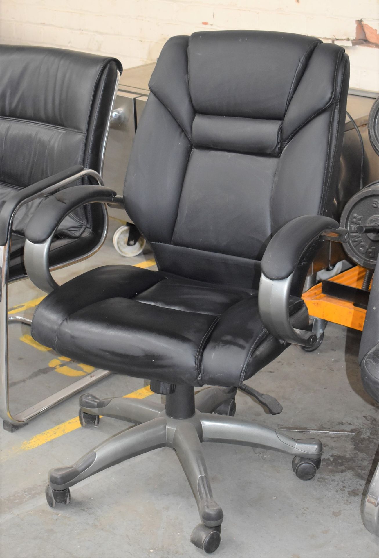 1 x Leather Swivel Office Chair - CL011 - Ref WH4 - Location: Altrincham WA14Pre-owned in good