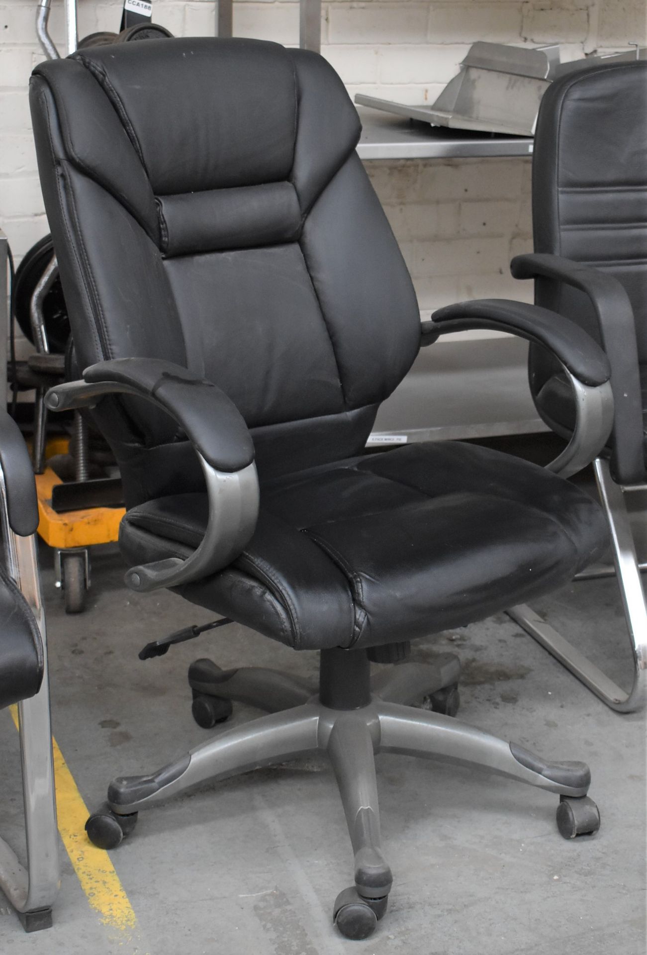 1 x Leather Swivel Office Chair - CL011 - Ref WH4 - Location: Altrincham WA14Pre-owned in good - Image 2 of 2