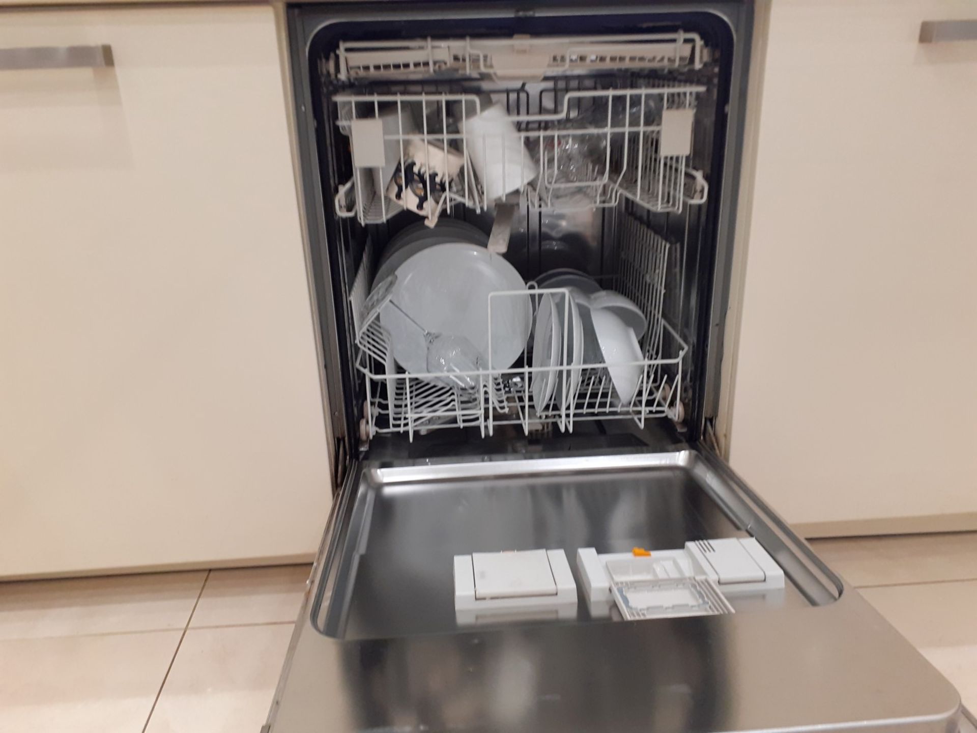 1 x ALNO Fitted Gloss White Kitchen With Integrated Miele Appliances, Silestone Worktops And A - Image 49 of 86