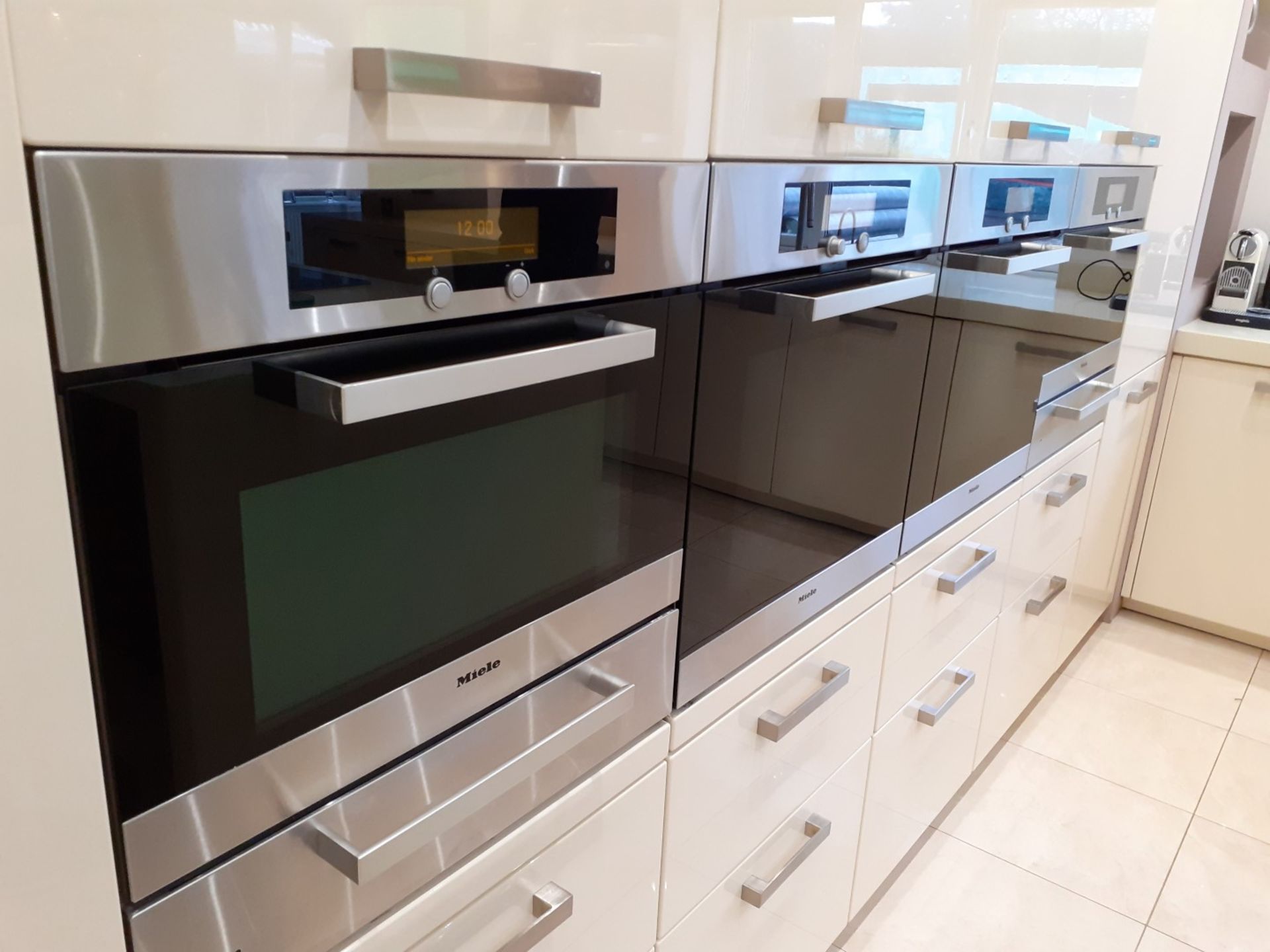 1 x ALNO Fitted Gloss White Kitchen With Integrated Miele Appliances, Silestone Worktops And A - Image 38 of 86