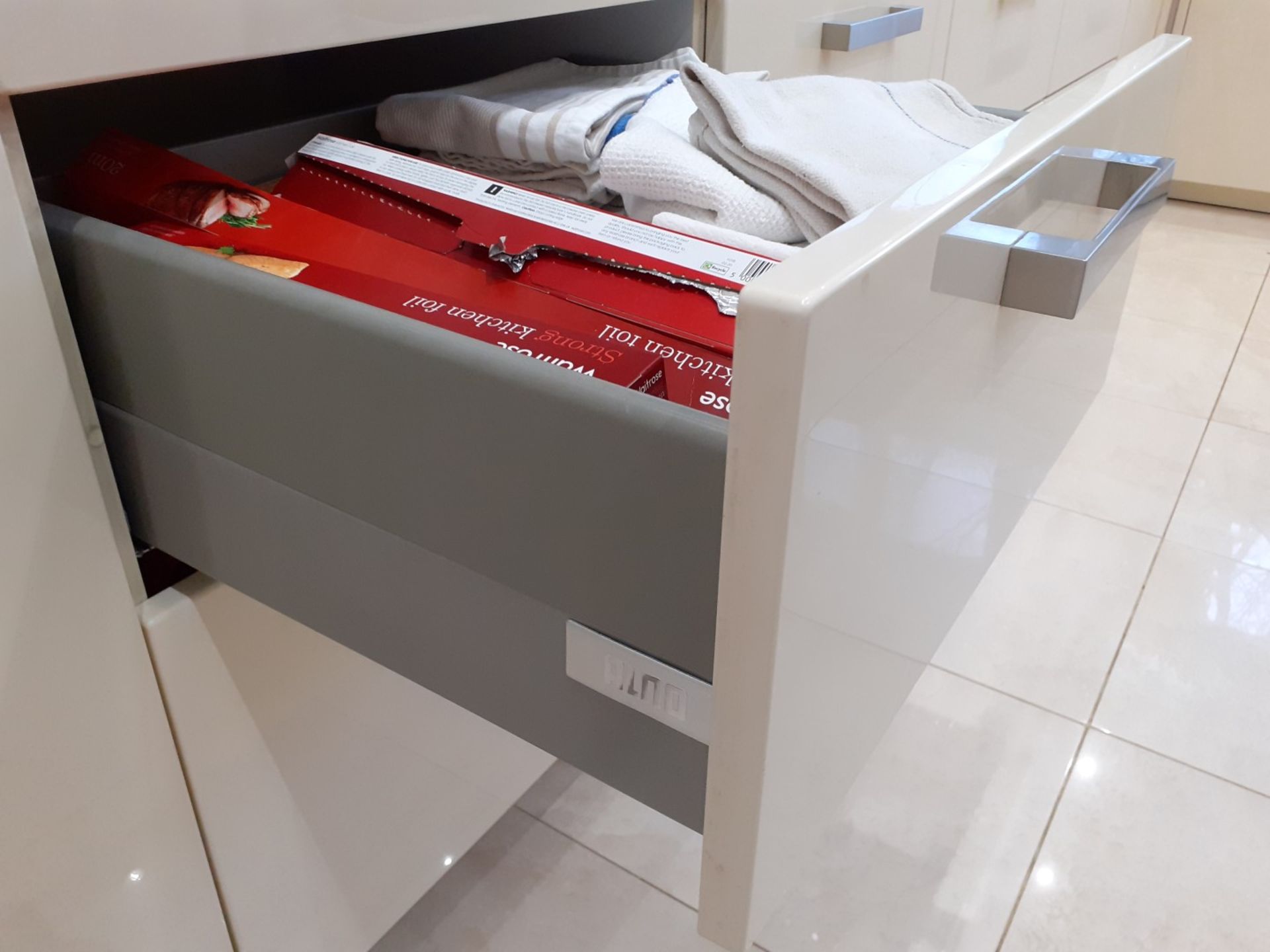 1 x ALNO Fitted Gloss White Kitchen With Integrated Miele Appliances, Silestone Worktops And A - Image 9 of 86