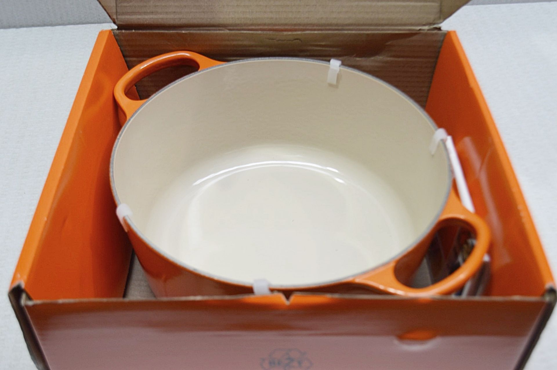 1 x Le Creuset Enamelled Cast Iron 28cm Casserole Dish In Volcanic Flame Orange - RRP £305.00 - Image 5 of 6