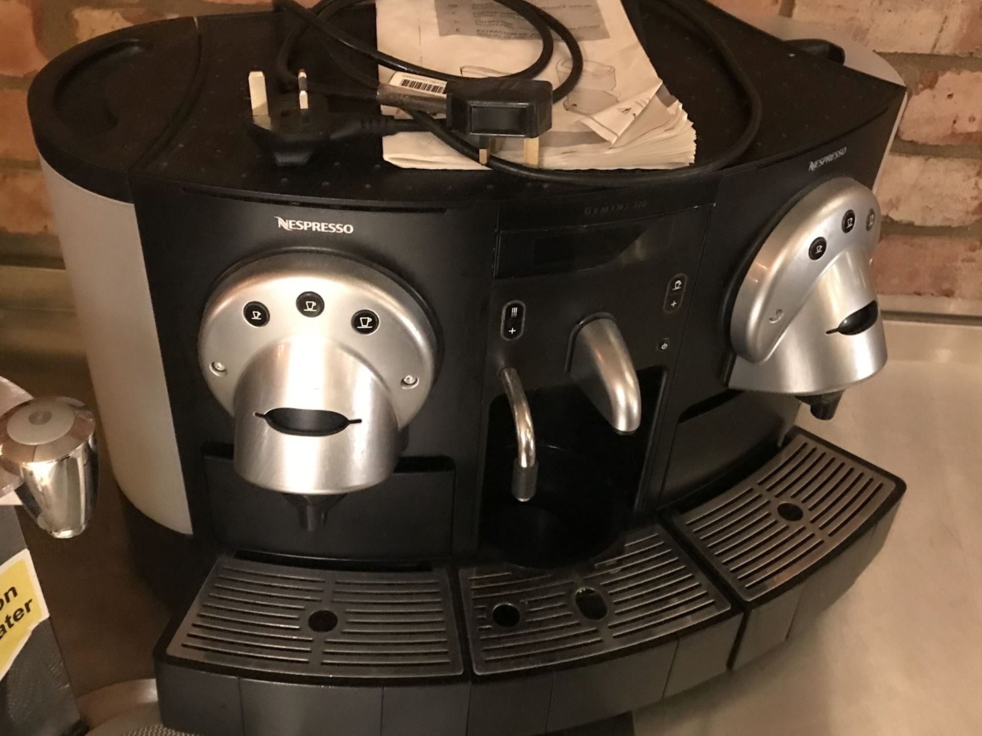 1 x Nespresso Gemini CS220 Pro Coffee Machine With Pod Holder and Pods - RRP £2,300 - Ref: RB275 - - Bild 3 aus 5