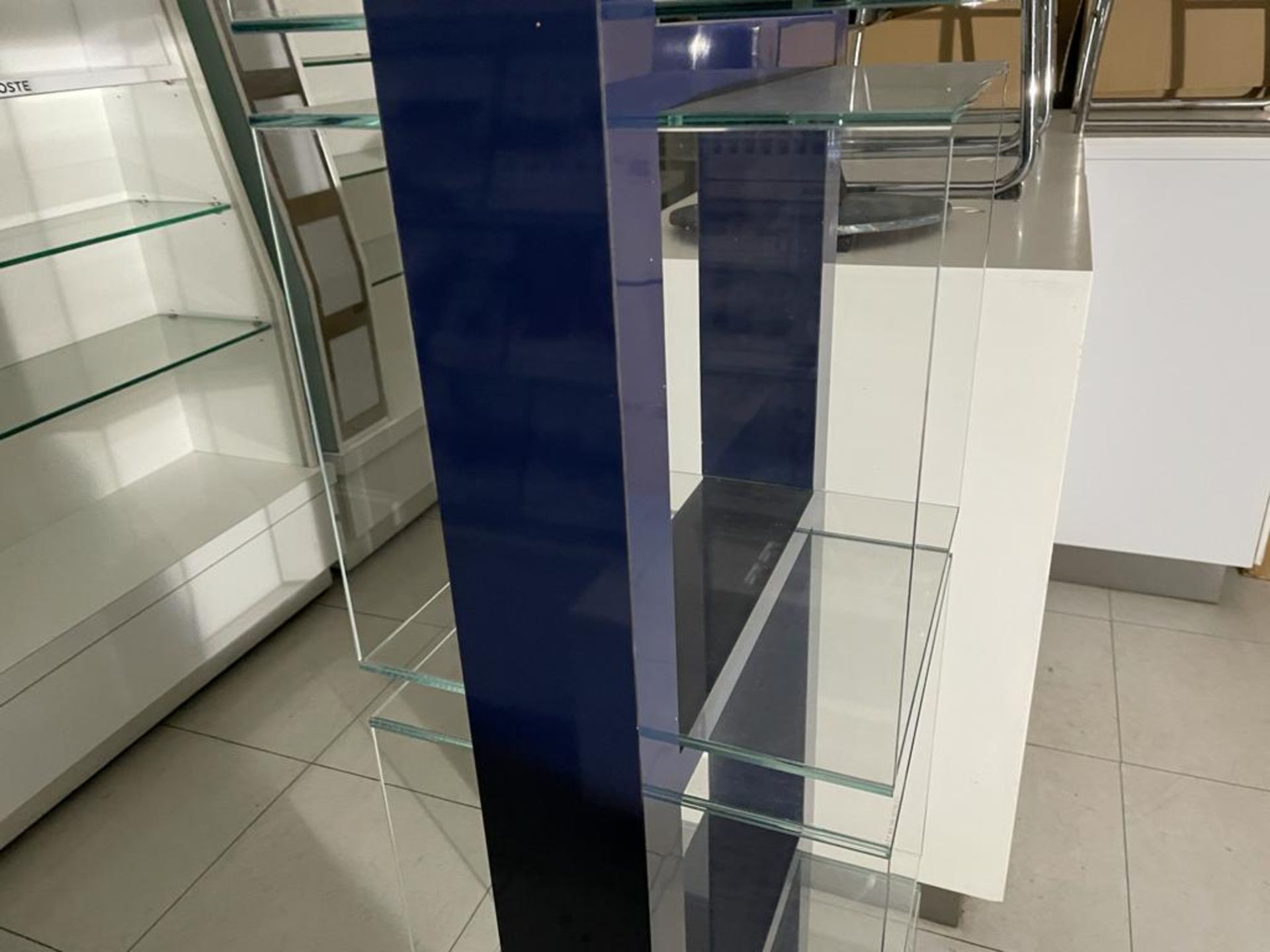 1 x Estee Lauder Free Standing Retail Display Unit With Glass Cube Display Shelves - Size H175 x W49 - Image 8 of 8