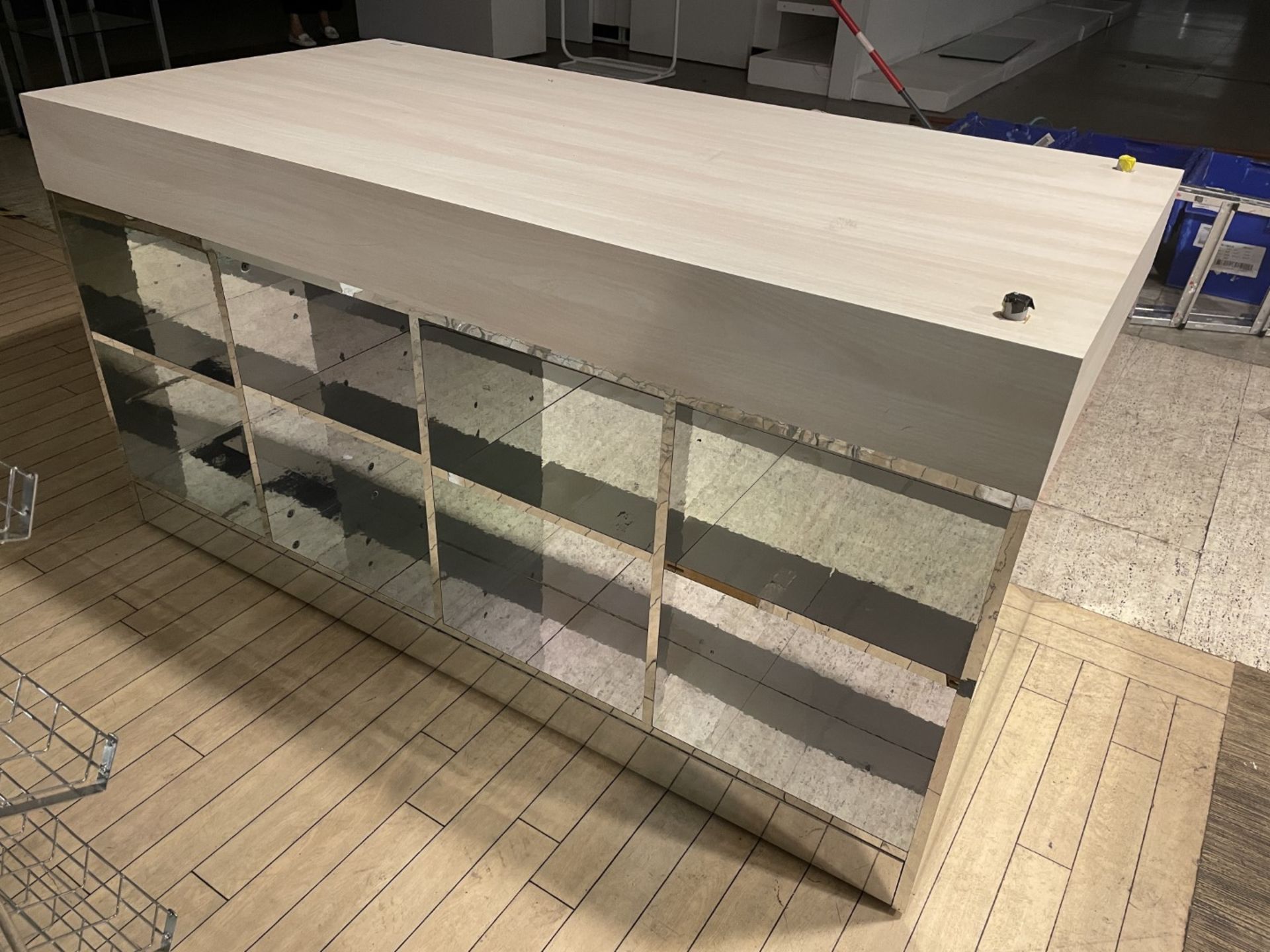 1 x Retail Display Island With Ash Wooden Top and Mirrored Side Shelves and Panels - Size 82 x - Image 6 of 6