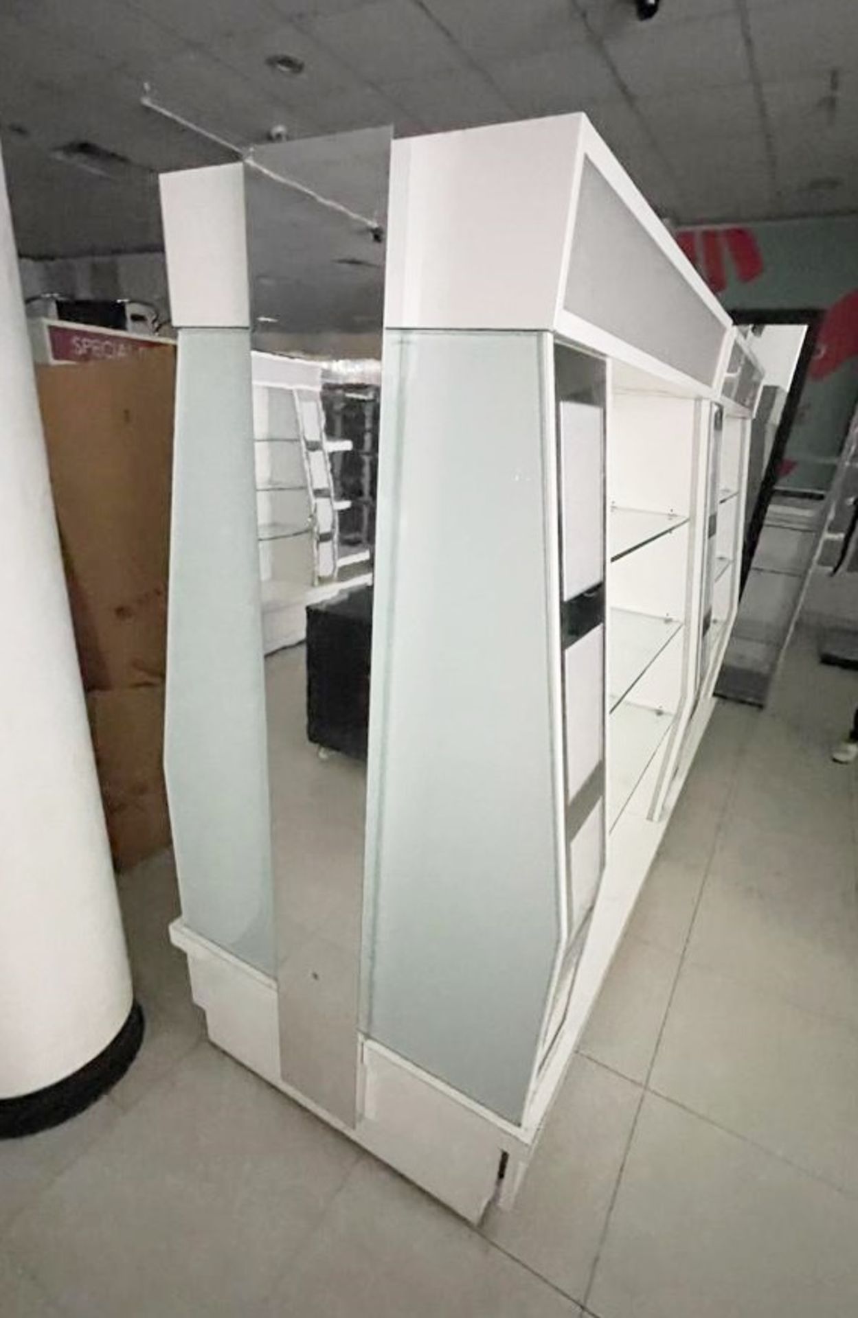 2 x Retail Display Islands Featuring White Finish, Glass Shelves, Illuminated Light Boxes, Mirrors - Image 4 of 11