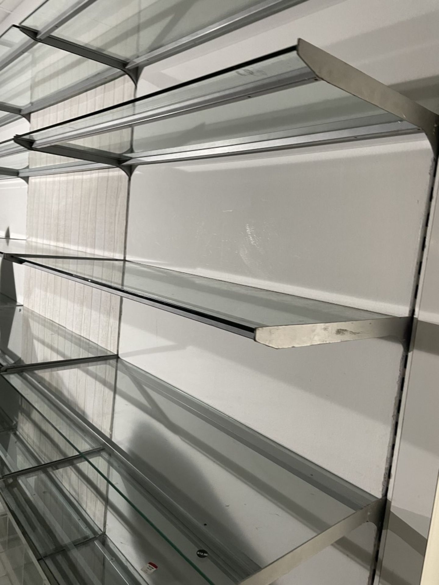 Approx 100 x Glass Wall Display Shelves With Slat Wall Mounting Brackets - CL670 - Ref: GEM271 - - Image 5 of 8