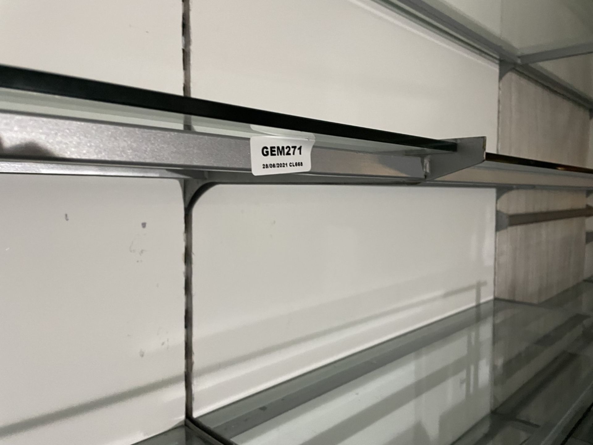 Approx 100 x Glass Wall Display Shelves With Slat Wall Mounting Brackets - CL670 - Ref: GEM271 - - Image 3 of 8