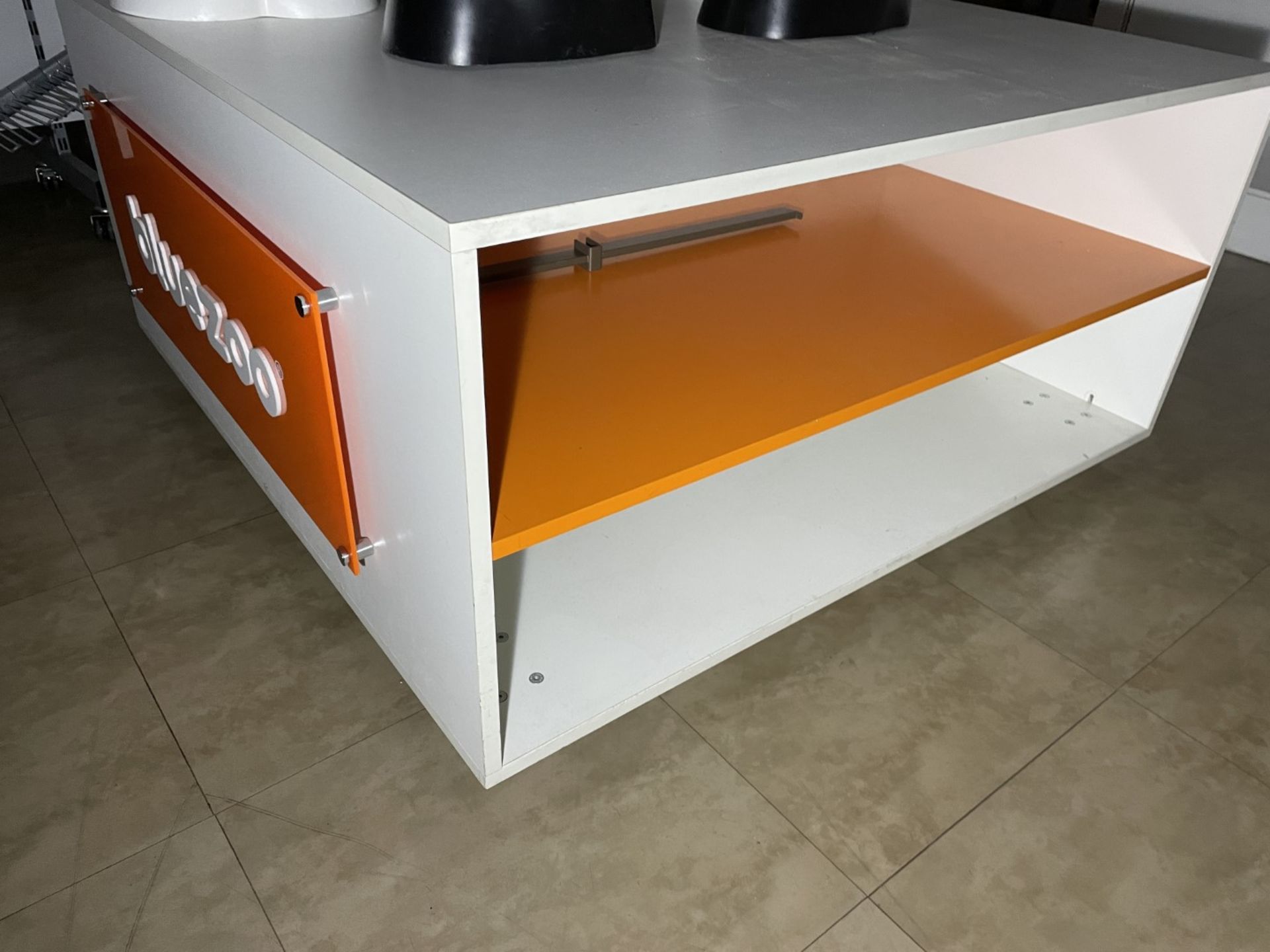 1 x Bluezoo Retail Display Table With Shelf Storage Plus 5 Mannequin Torsos - CL670 - Ref: - Image 7 of 10